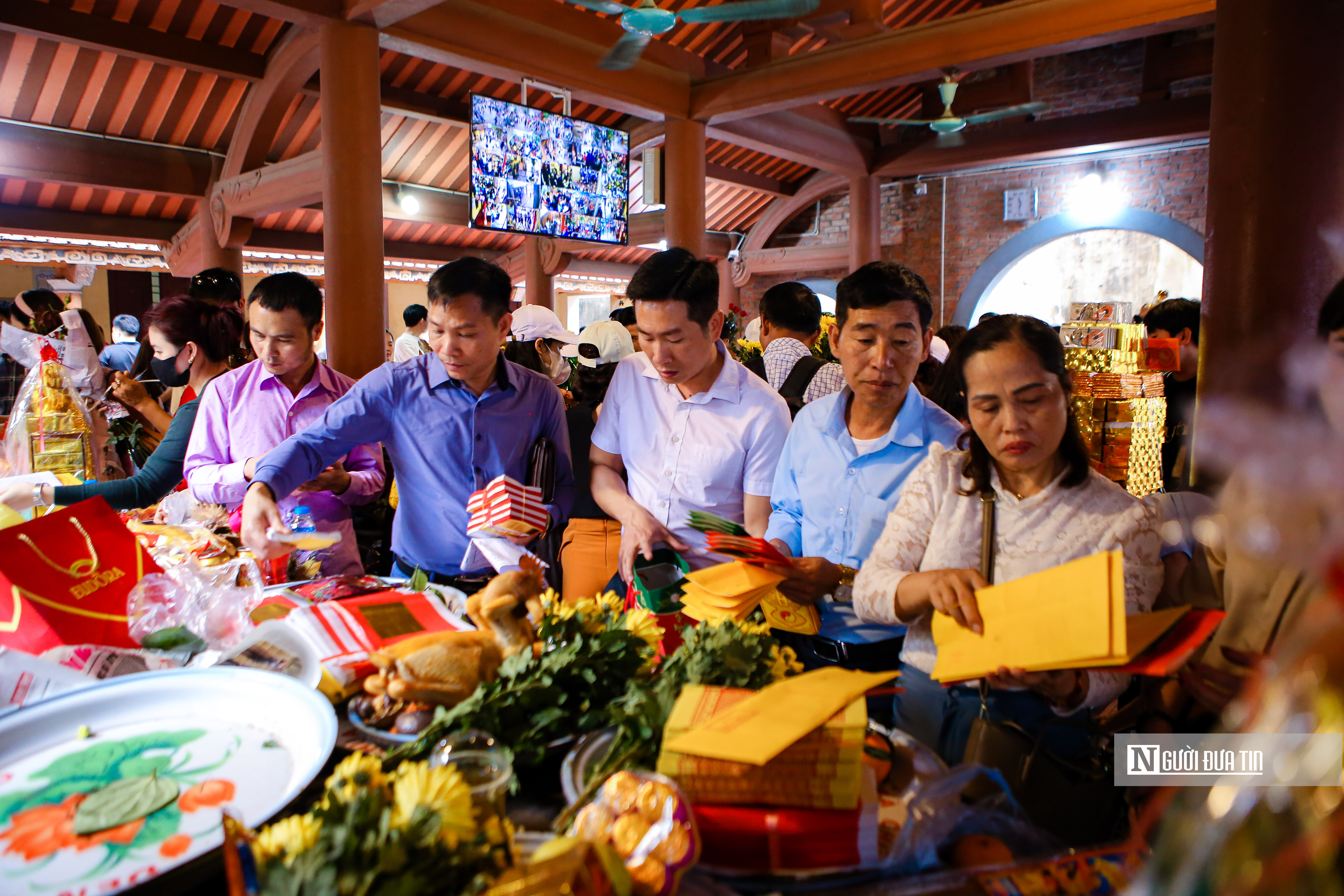 Sự kiện - Người dân đổ về đền Bà Chúa Kho hành lễ 'vay tiền' đầu năm (Hình 10).