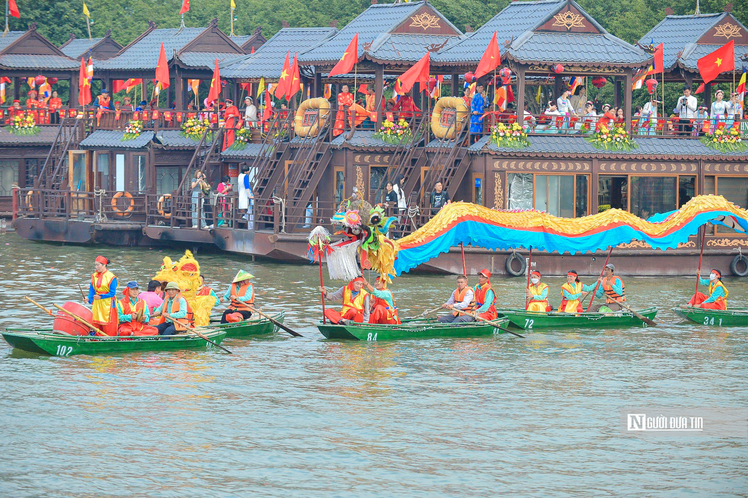 Sự kiện - Gồng mình đẩy kiệu rước nước gần 1 tấn leo dốc khai hội chùa Tam Chúc (Hình 5).