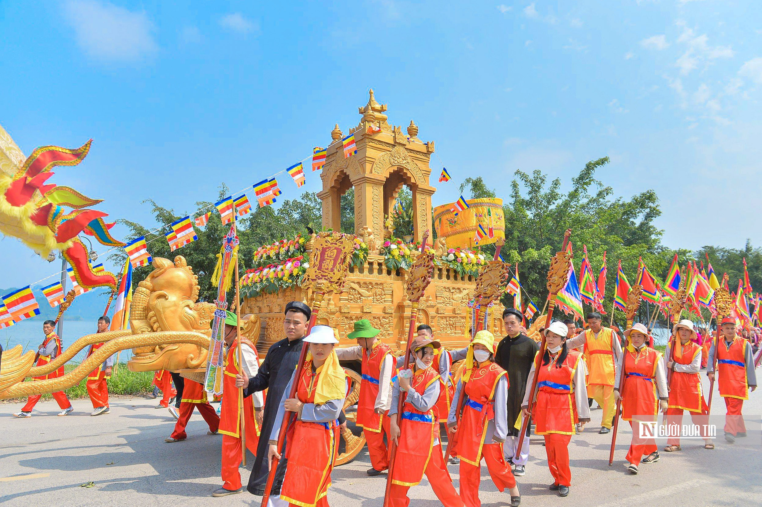 Sự kiện - Gồng mình đẩy kiệu rước nước gần 1 tấn leo dốc khai hội chùa Tam Chúc (Hình 8).