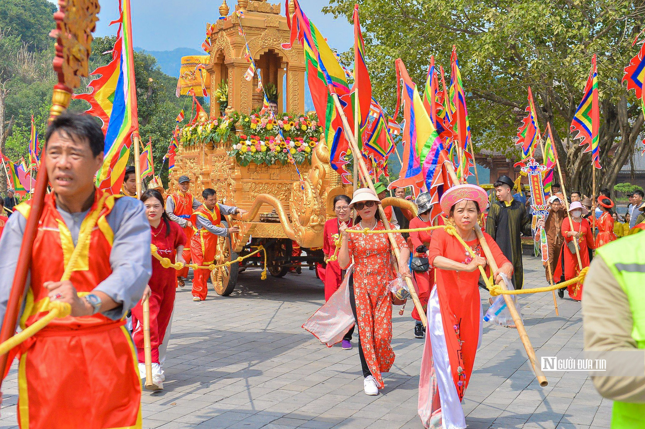 Sự kiện - Gồng mình đẩy kiệu rước nước gần 1 tấn leo dốc khai hội chùa Tam Chúc (Hình 10).