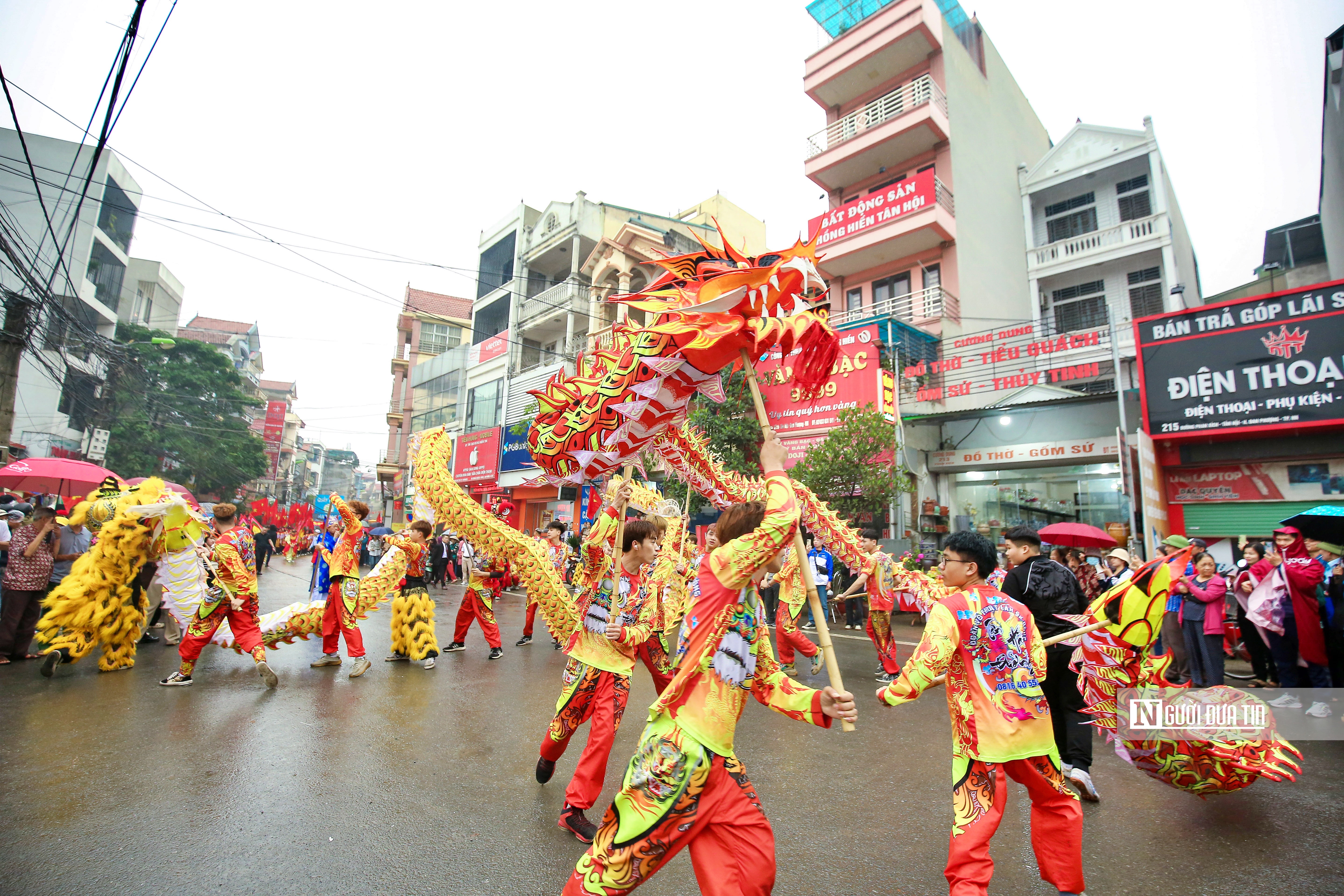 Văn hoá - Hà Nội: Hàng nghìn người đội mưa dự lễ hội Chèo tàu Tổng Gối (Hình 6).