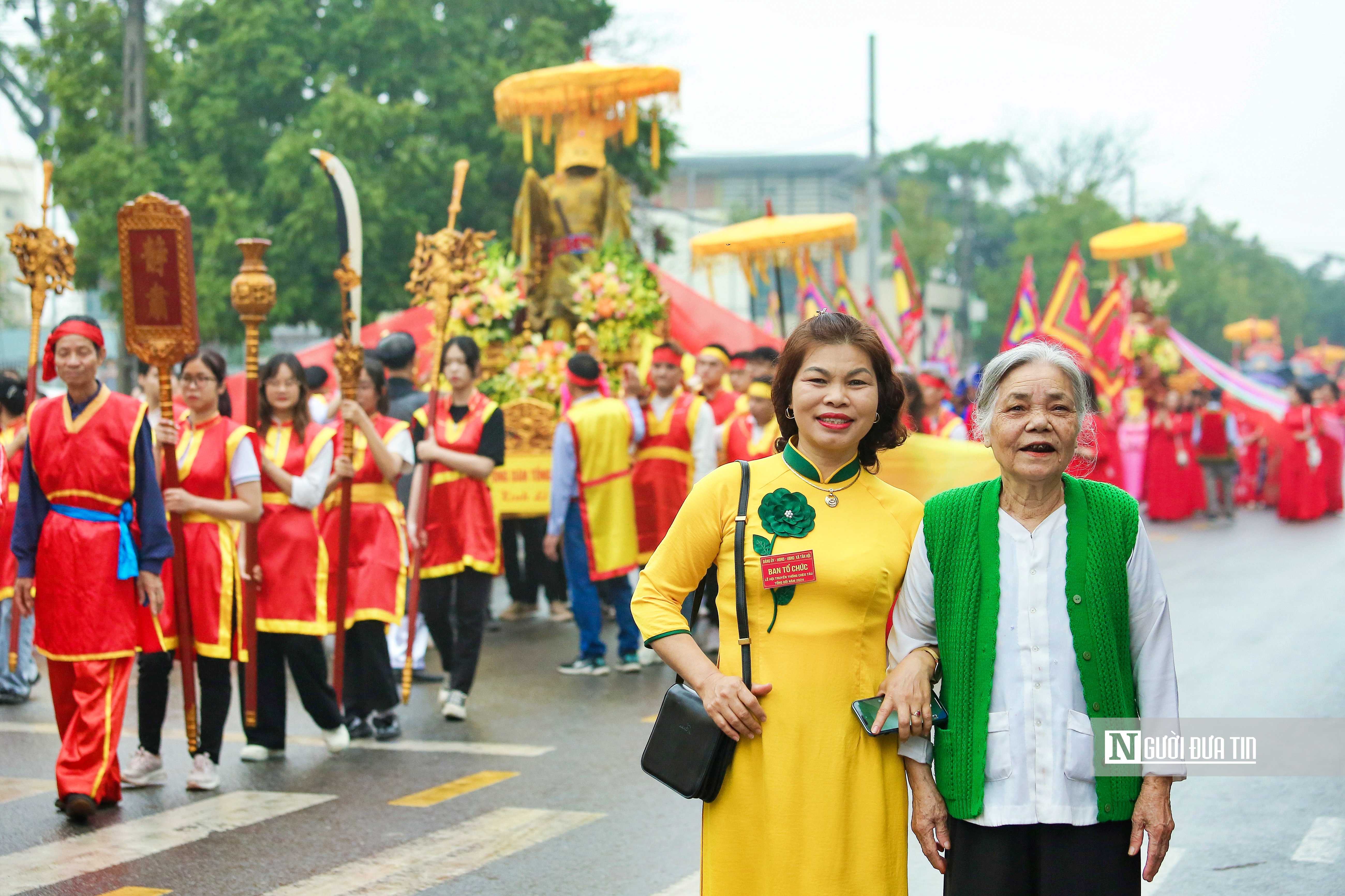Văn hoá - Hà Nội: Hàng nghìn người đội mưa dự lễ hội Chèo tàu Tổng Gối (Hình 9).