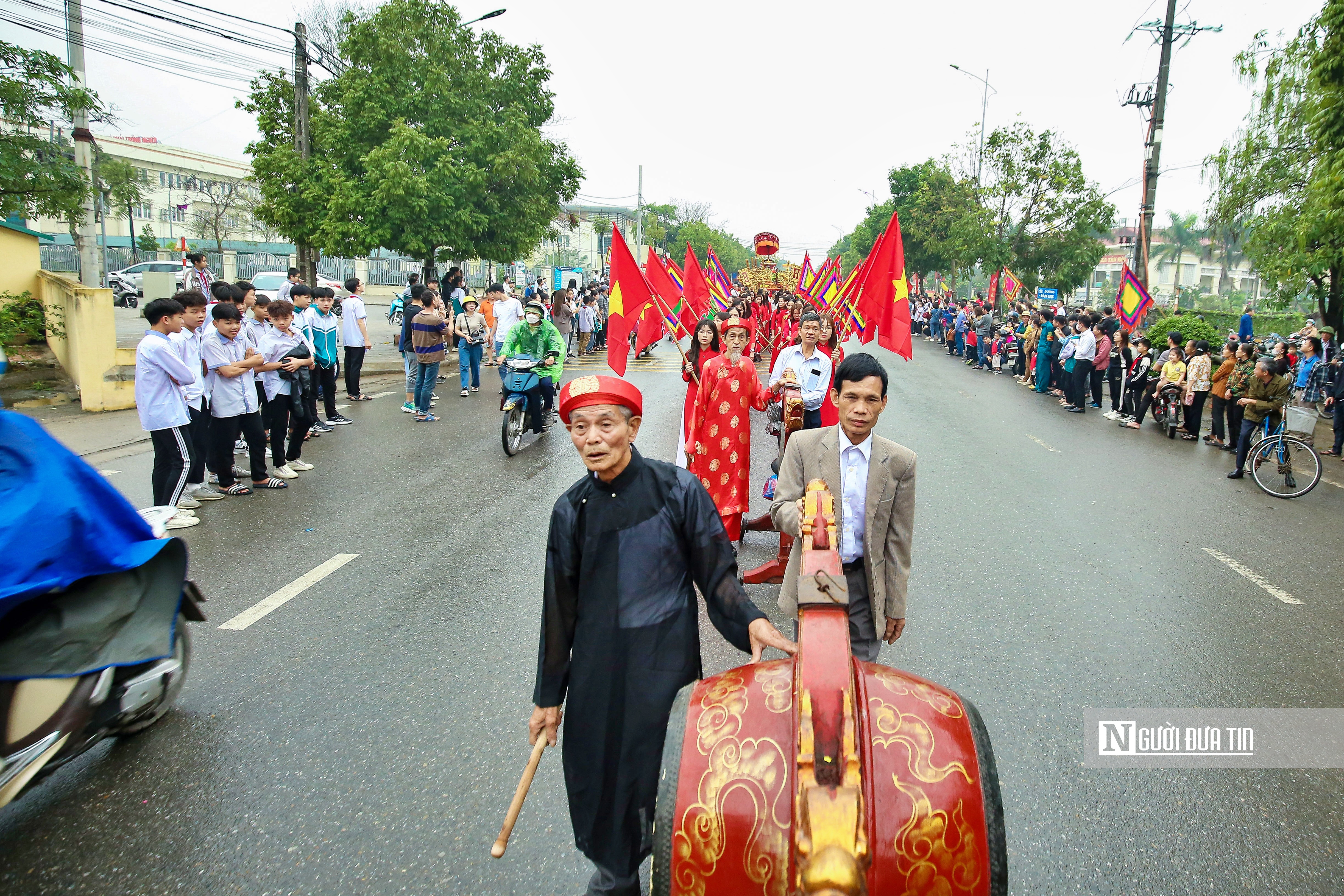 Văn hoá - Hà Nội: Hàng nghìn người đội mưa dự lễ hội Chèo tàu Tổng Gối (Hình 7).