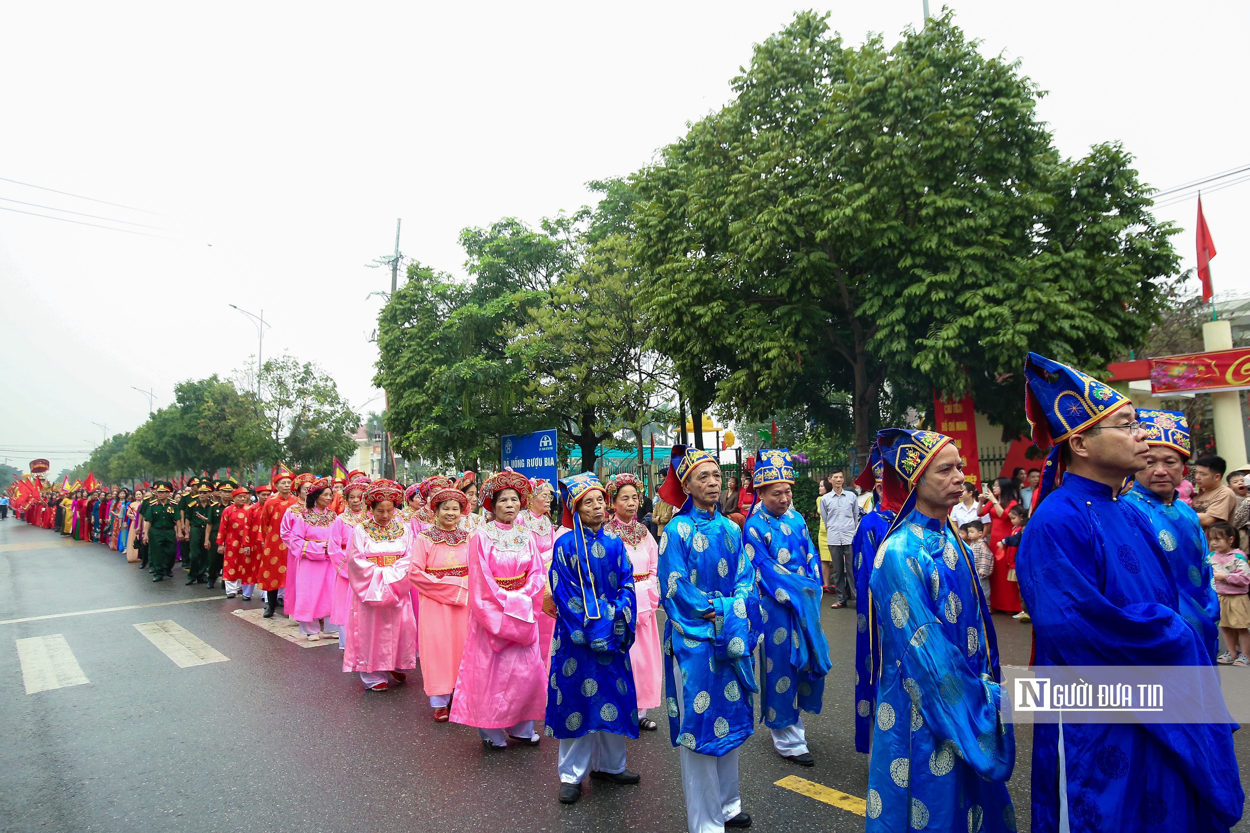 Văn hoá - Hà Nội: Hàng nghìn người đội mưa dự lễ hội Chèo tàu Tổng Gối (Hình 8).