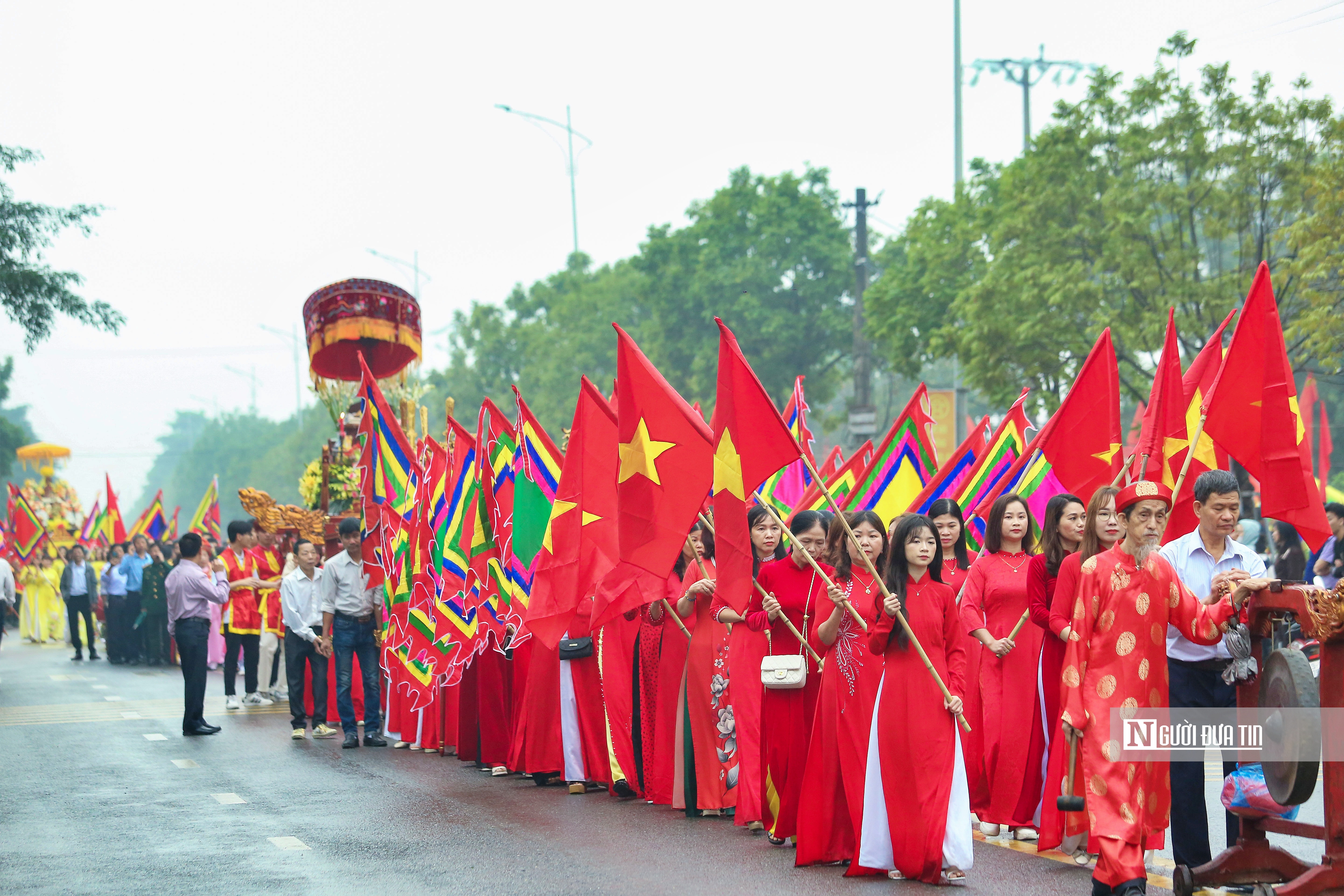 Văn hoá - Hà Nội: Hàng nghìn người đội mưa dự lễ hội Chèo tàu Tổng Gối