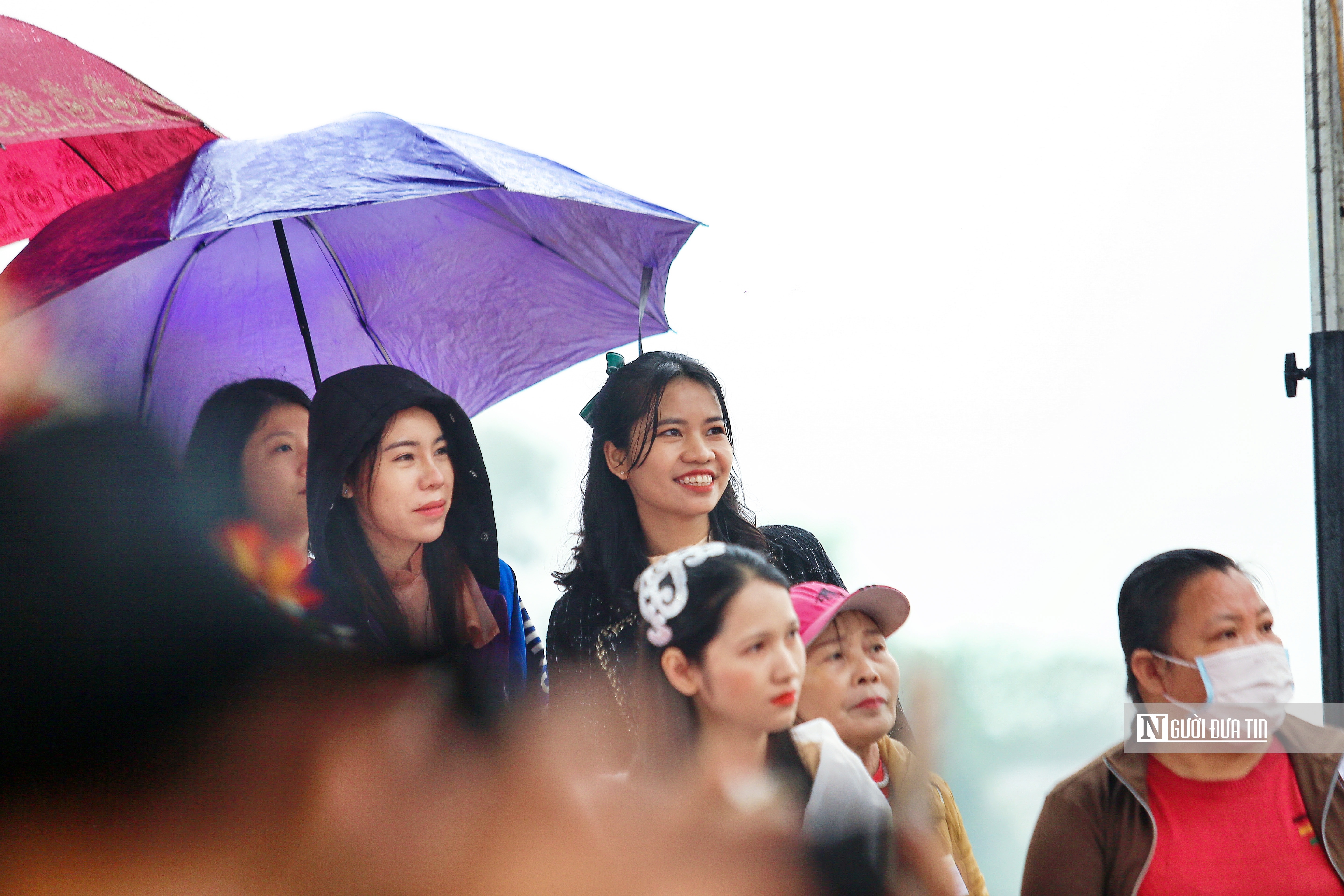 Văn hoá - Hà Nội: Hàng nghìn người đội mưa dự lễ hội Chèo tàu Tổng Gối (Hình 12).