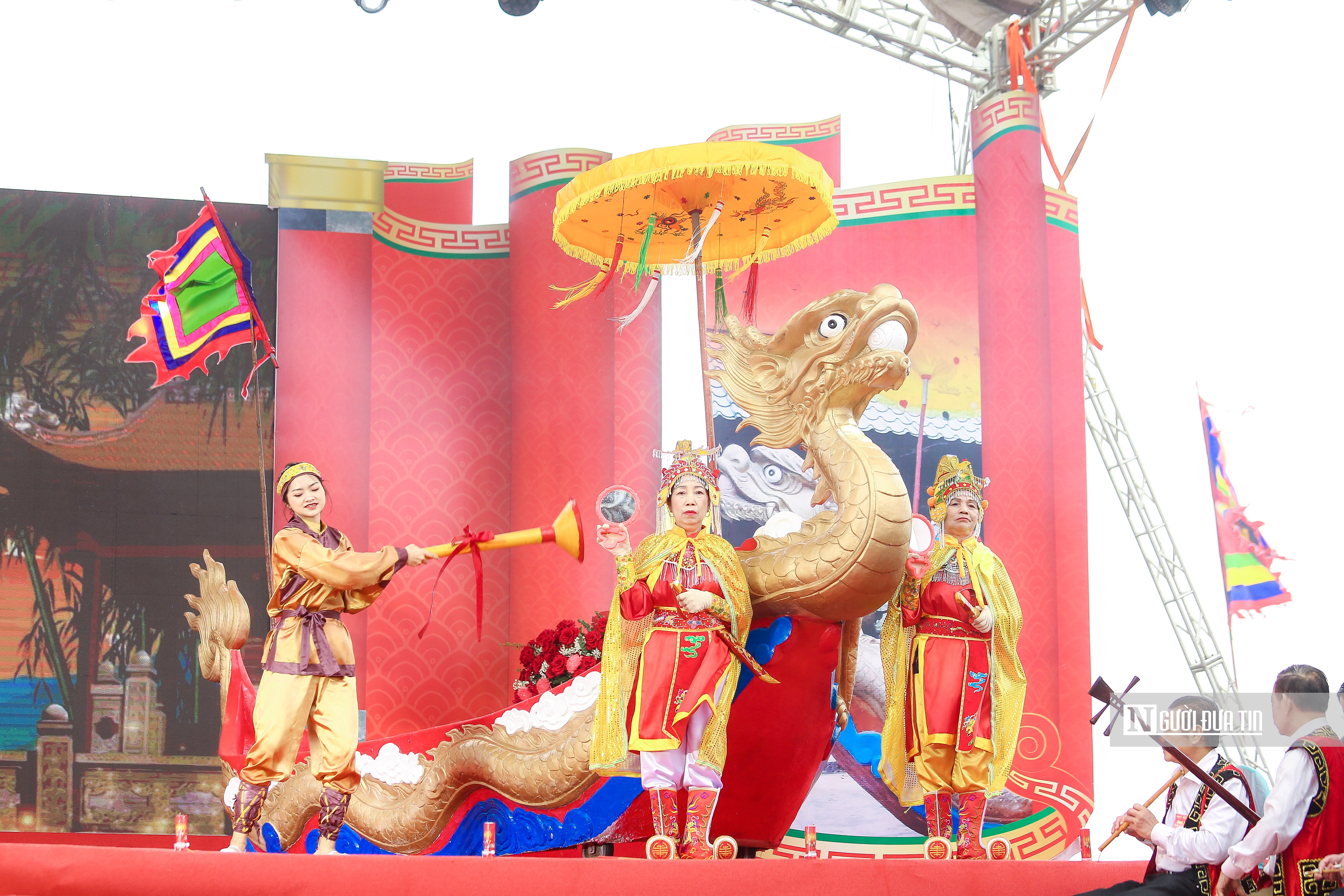 Văn hoá - Hà Nội: Hàng nghìn người đội mưa dự lễ hội Chèo tàu Tổng Gối (Hình 11).