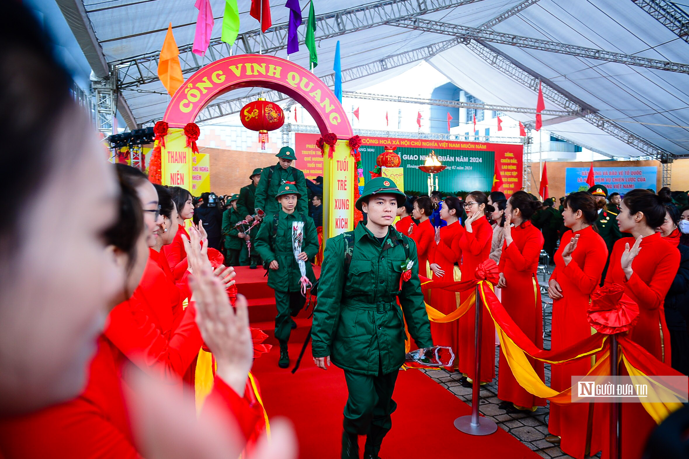 Sự kiện - Bí thư, Chủ tịch Hà Nội tặng hoa, tiễn tân binh lên đường nhập ngũ (Hình 9).