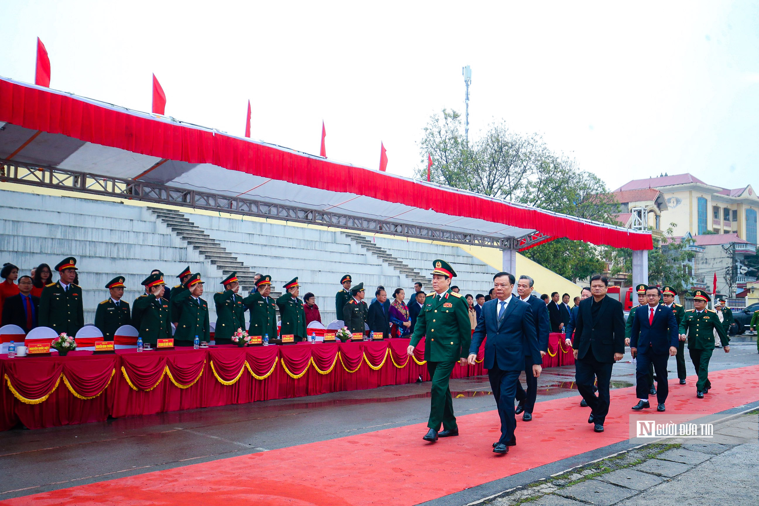 Sự kiện - Bí thư, Chủ tịch Hà Nội tặng hoa, tiễn tân binh lên đường nhập ngũ (Hình 2).