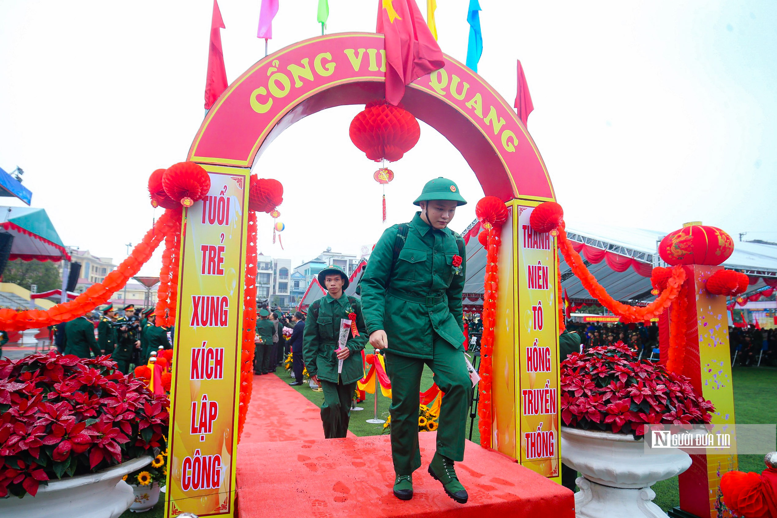 Sự kiện - Bí thư, Chủ tịch Hà Nội tặng hoa, tiễn tân binh lên đường nhập ngũ (Hình 5).
