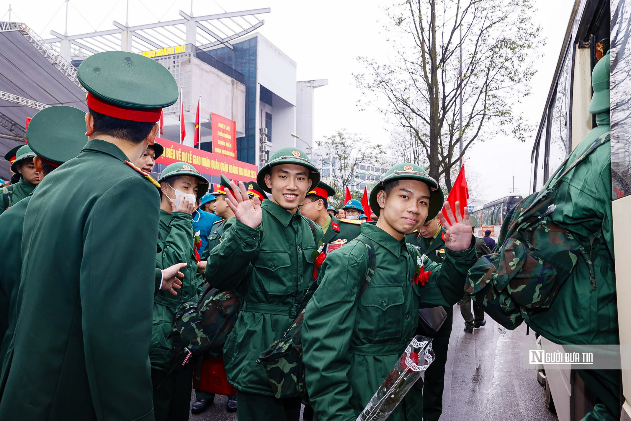 Sự kiện - Bí thư, Chủ tịch Hà Nội tặng hoa, tiễn tân binh lên đường nhập ngũ (Hình 8).