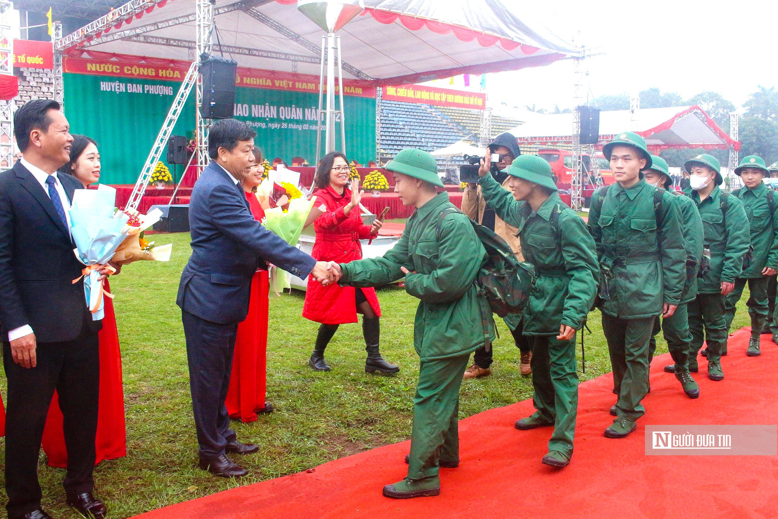 Sự kiện - Bí thư, Chủ tịch Hà Nội tặng hoa, tiễn tân binh lên đường nhập ngũ (Hình 10).