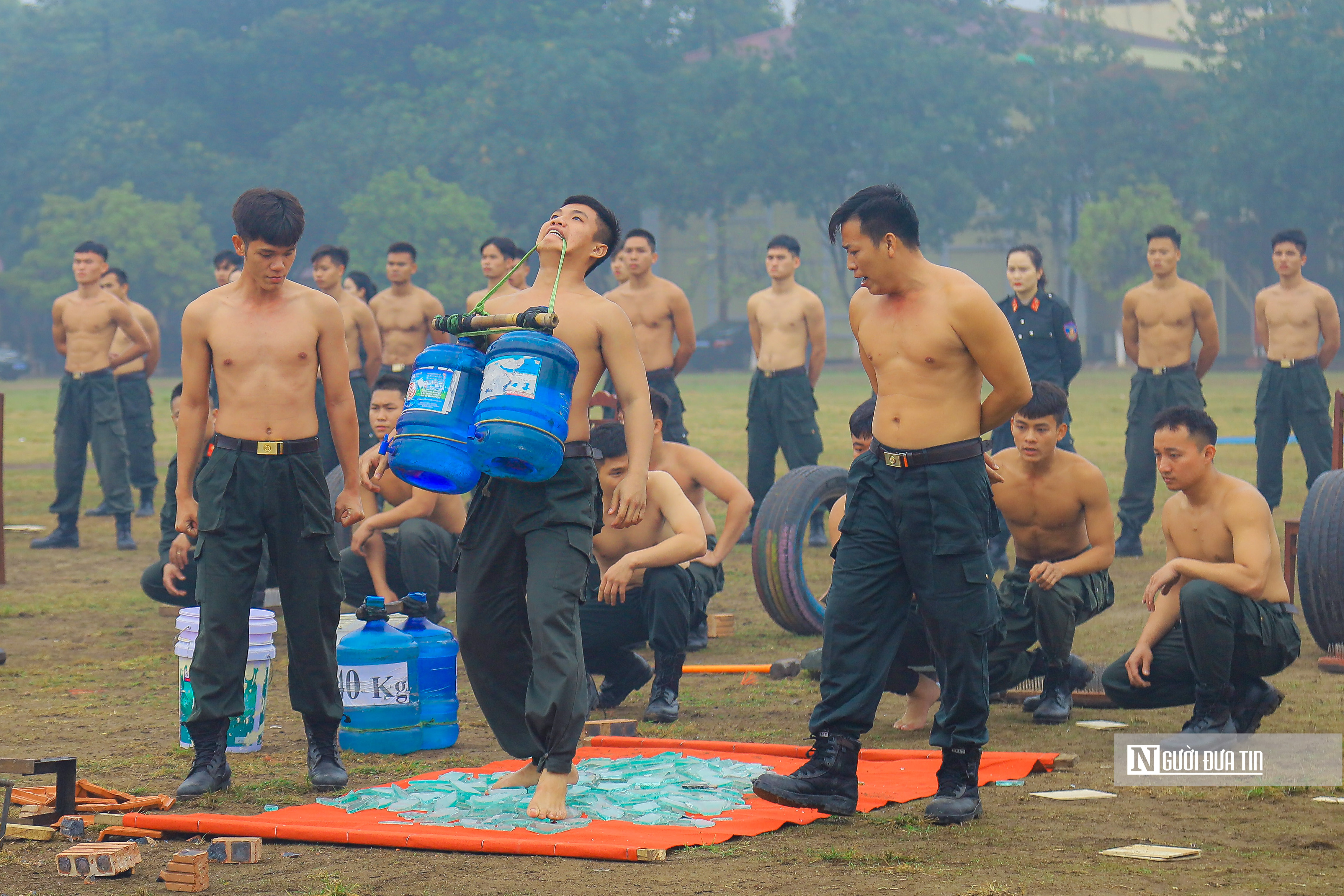 Sự kiện - Hàng trăm chiến sĩ CSCĐ khổ luyện chào mừng 50 năm ngày thành lập (Hình 13).