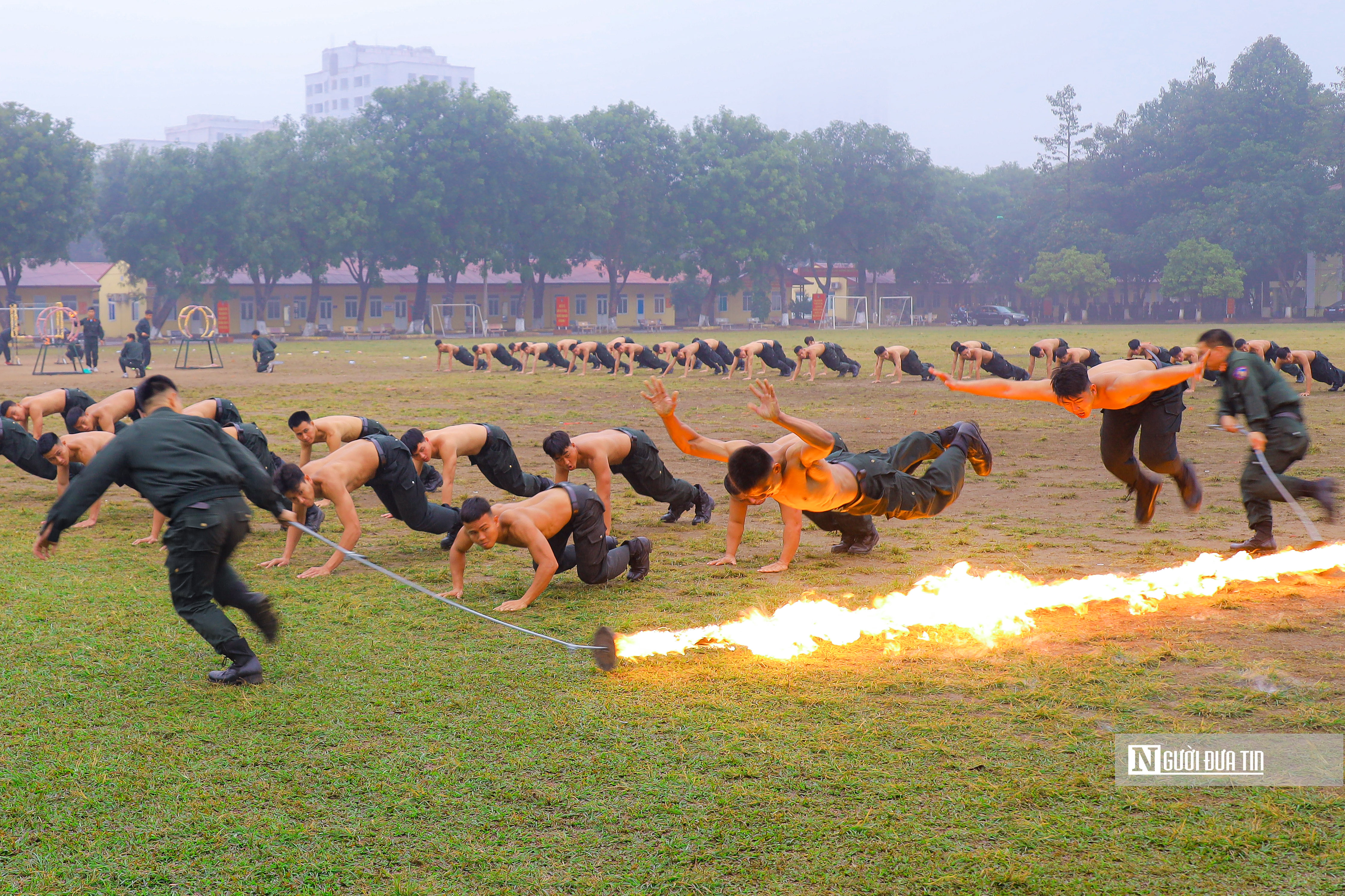 Sự kiện - Hàng trăm chiến sĩ CSCĐ khổ luyện chào mừng 50 năm ngày thành lập (Hình 3).