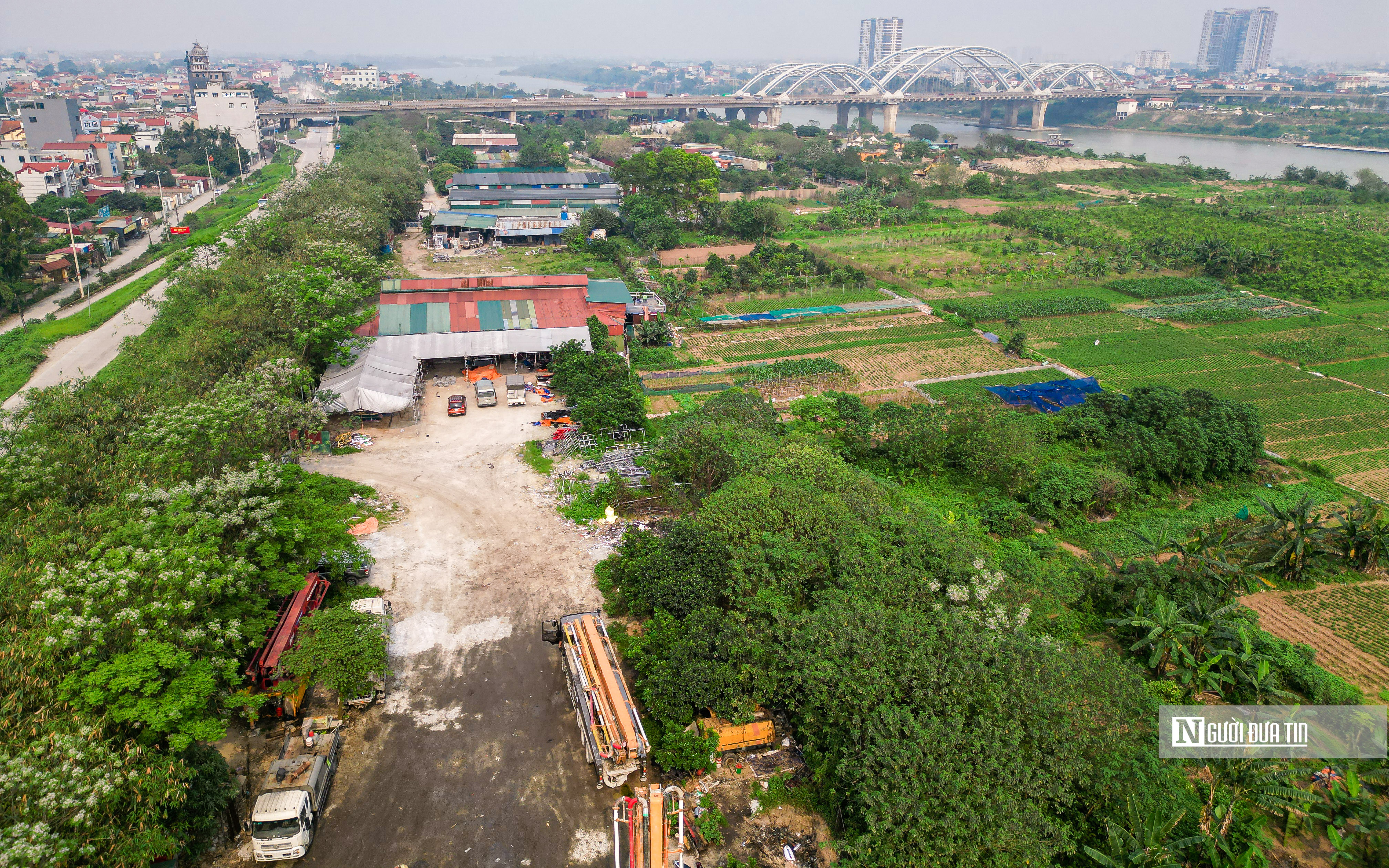 Bất động sản - Hà Nội: Loạt nhà xưởng, bãi xe 'mọc' dưới chân cầu Đông Trù (Hình 2).