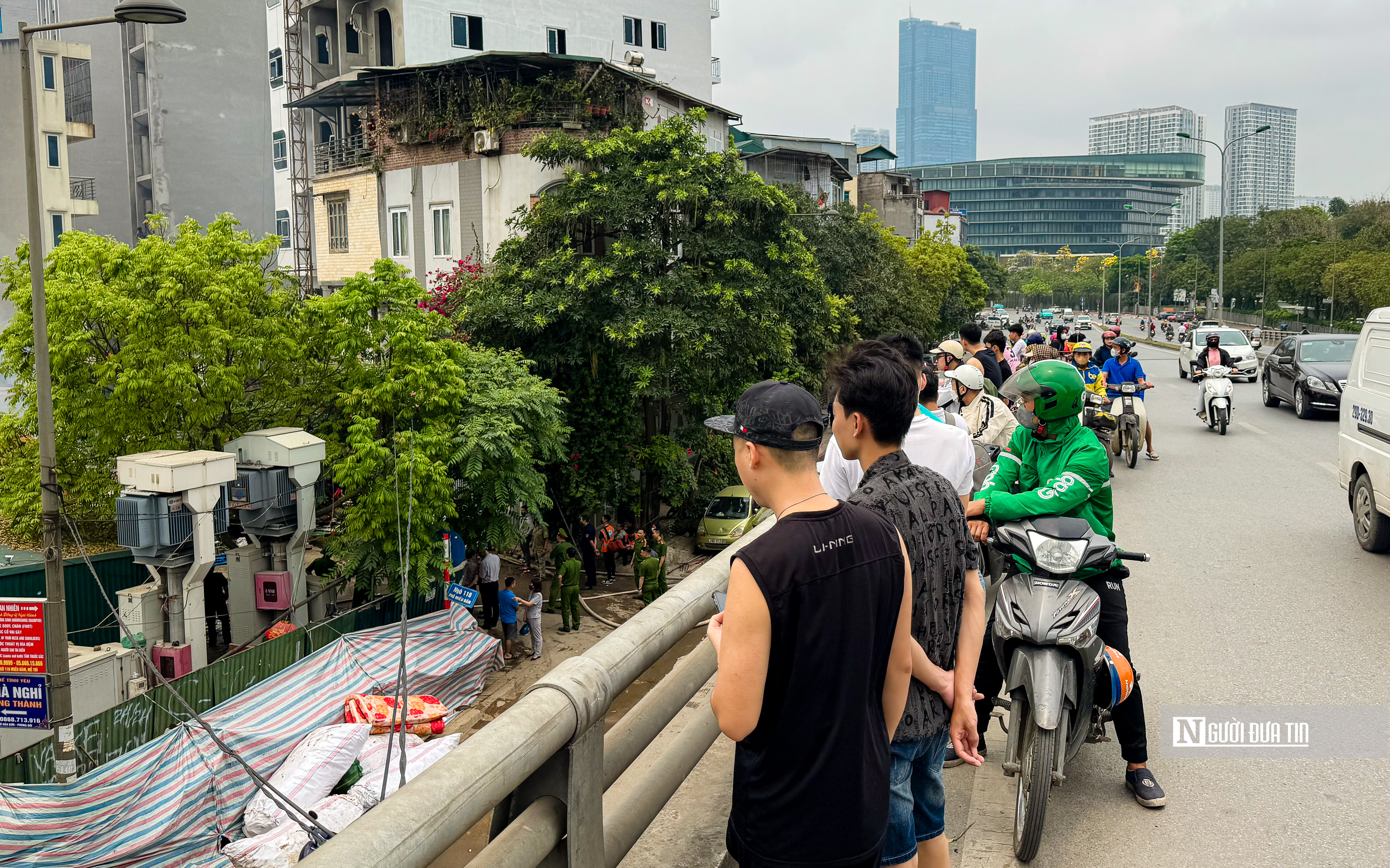 Dân sinh - Hà Nội: Cận cảnh hiện trường vụ cháy kho phế liệu chân cầu Mễ Trì (Hình 7).