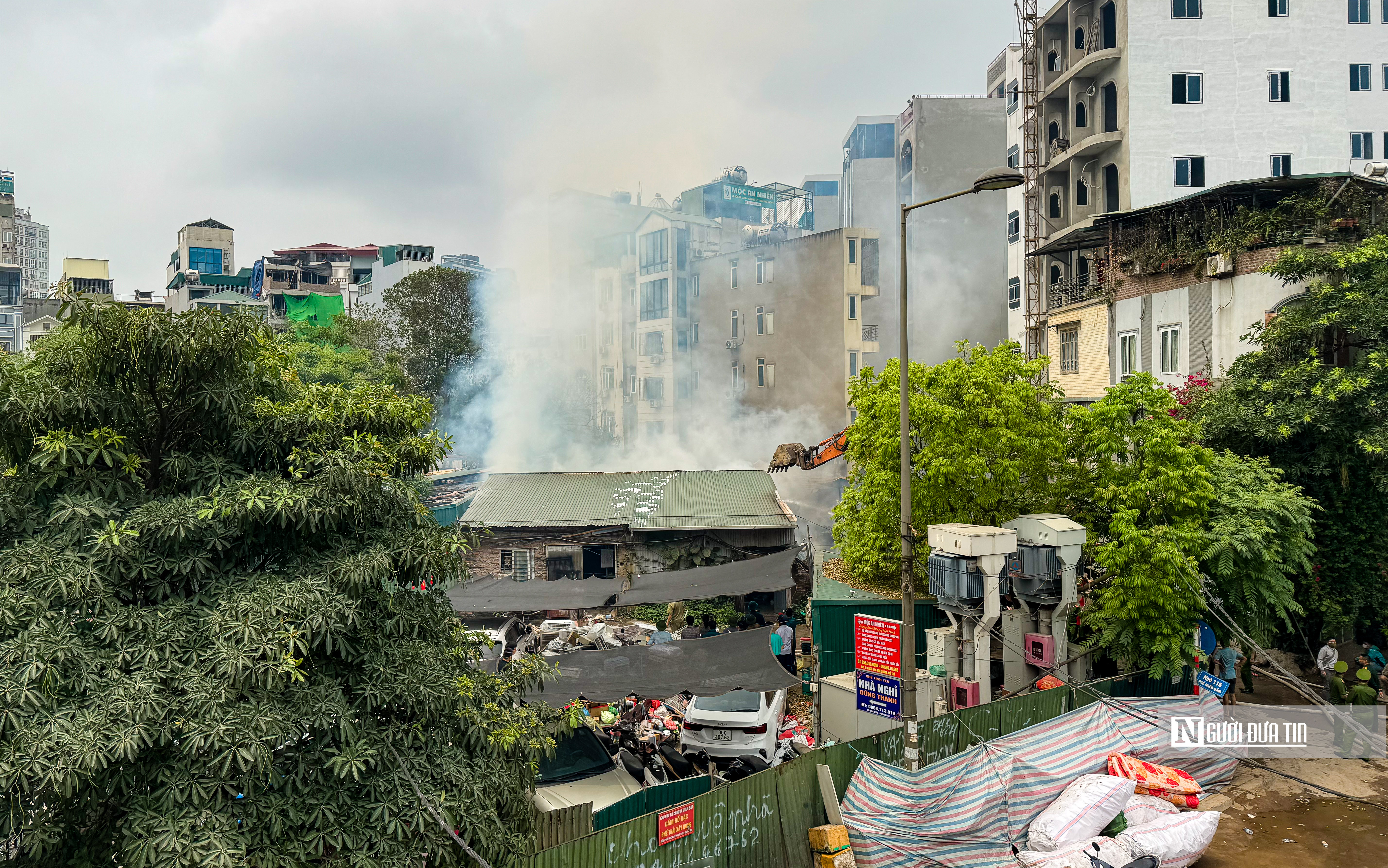 Dân sinh - Hà Nội: Cận cảnh hiện trường vụ cháy kho phế liệu chân cầu Mễ Trì (Hình 11).