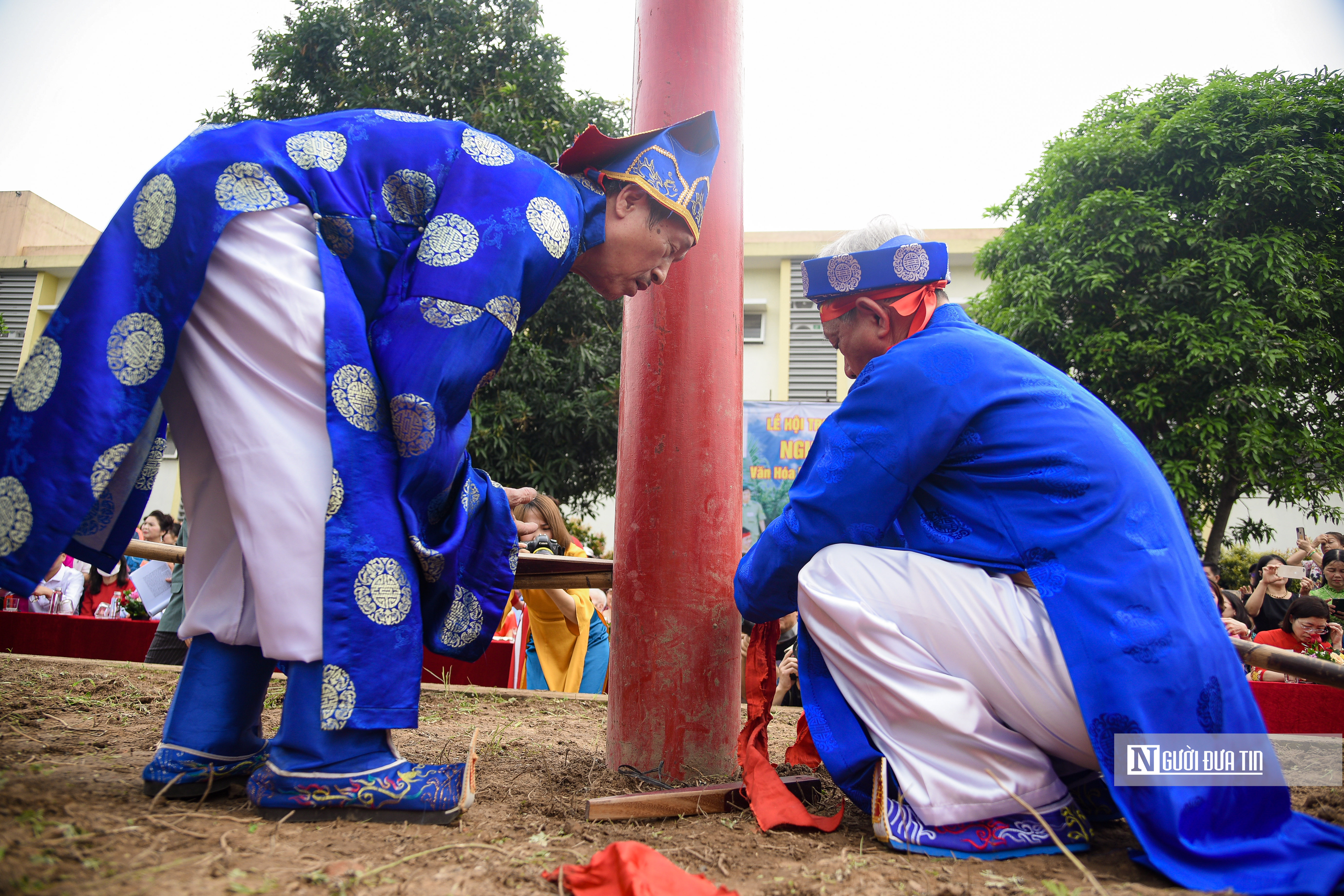 Văn hoá - Trai làng cởi trần, ngồi bệt thi kéo co ở Hà Nội (Hình 5).