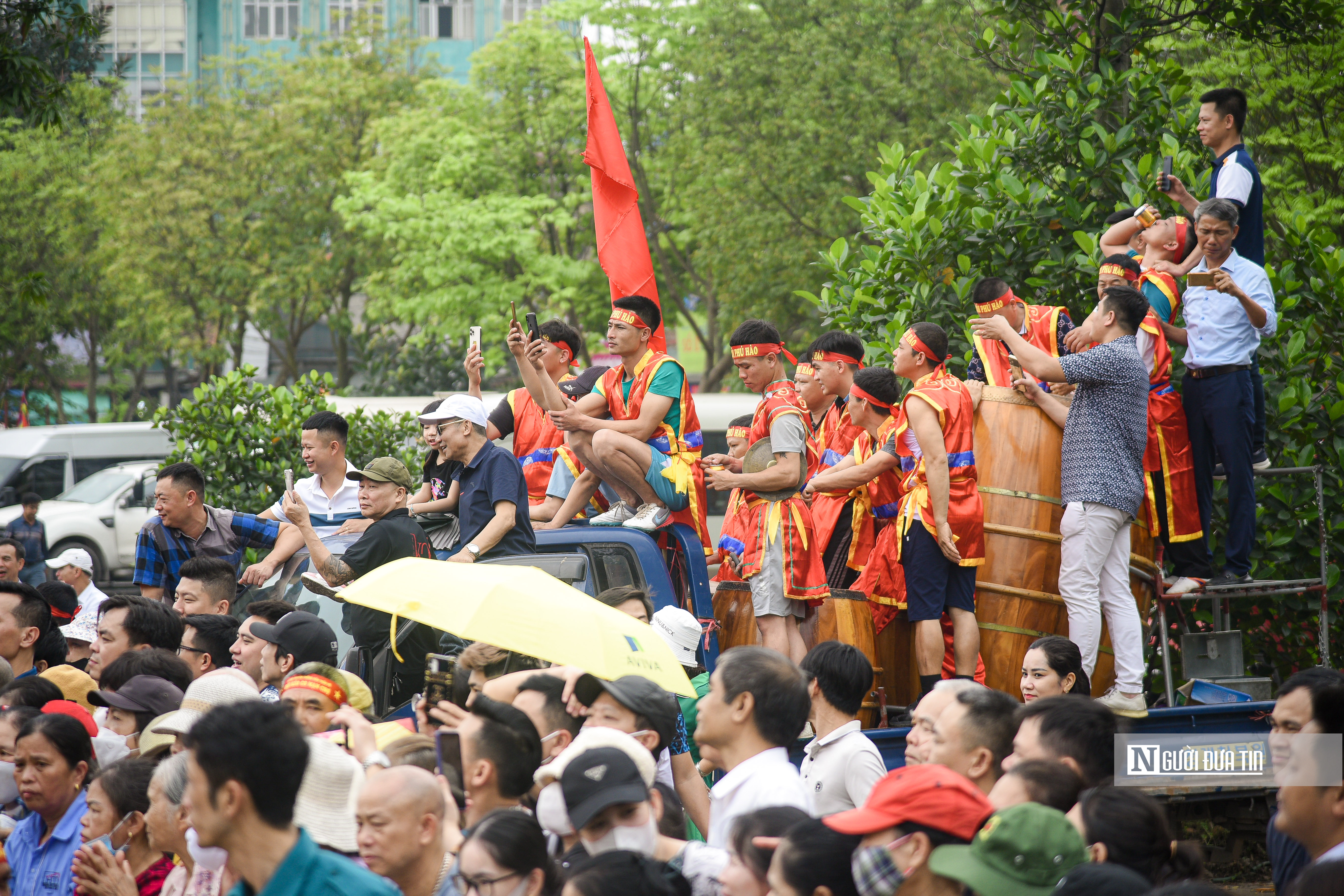 Văn hoá - Trai làng cởi trần, ngồi bệt thi kéo co ở Hà Nội (Hình 13).