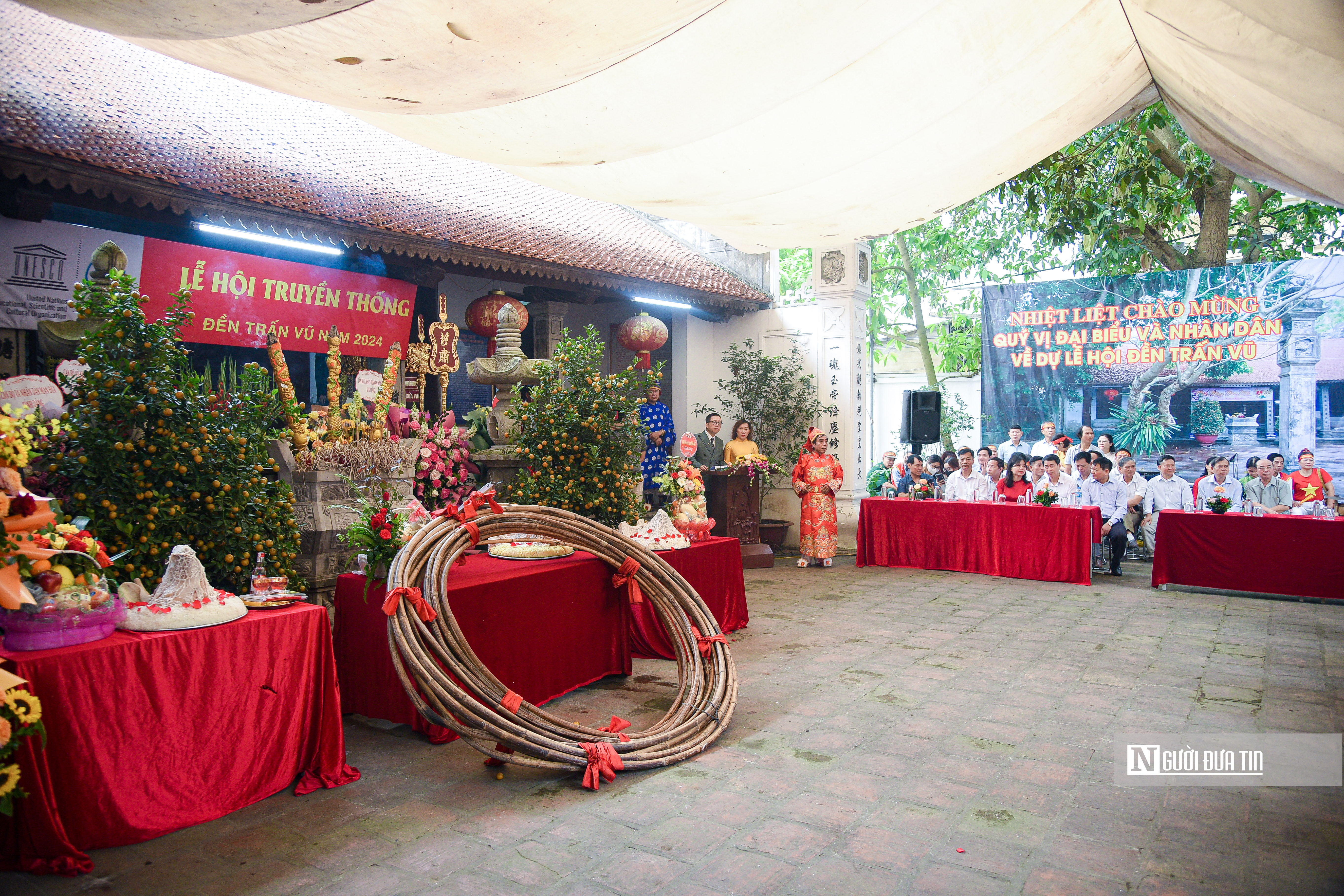 Văn hoá - Trai làng cởi trần, ngồi bệt thi kéo co ở Hà Nội