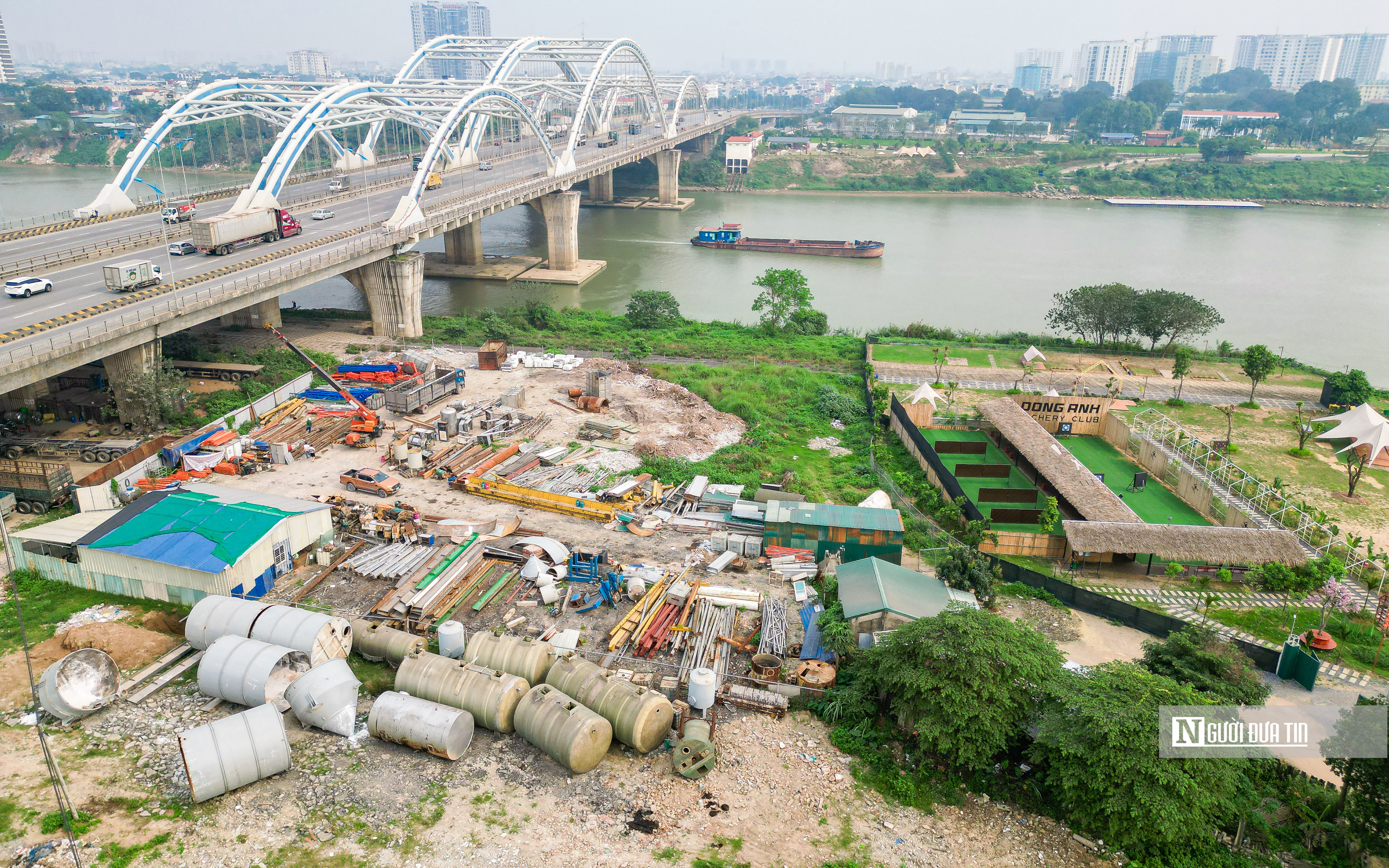 Bất động sản - Hà Nội: Cận cảnh những vi phạm 'uy hiếp' cầu Đông Trù (Hình 3).