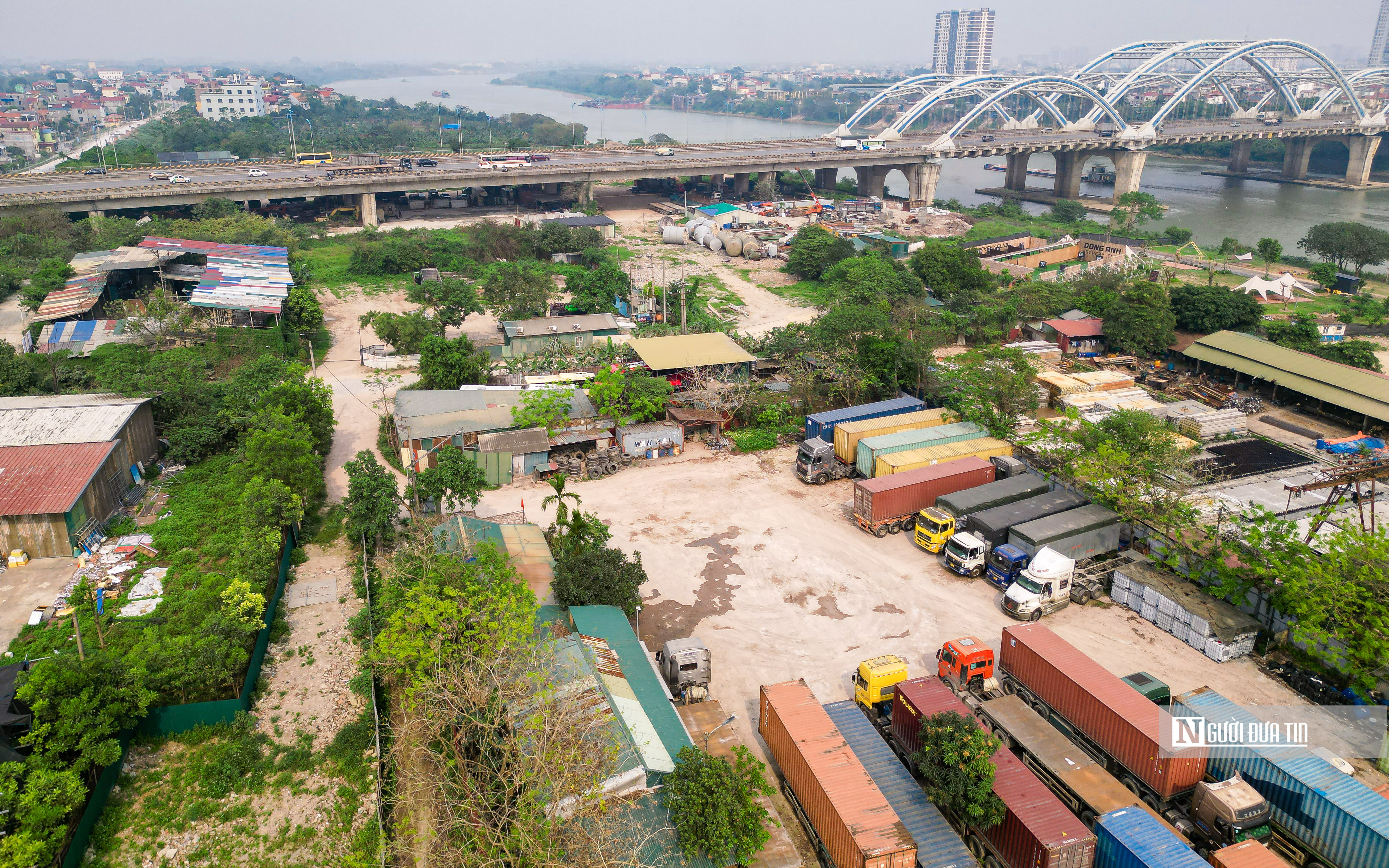 Bất động sản - Hà Nội: Cận cảnh những vi phạm 'uy hiếp' cầu Đông Trù (Hình 2).