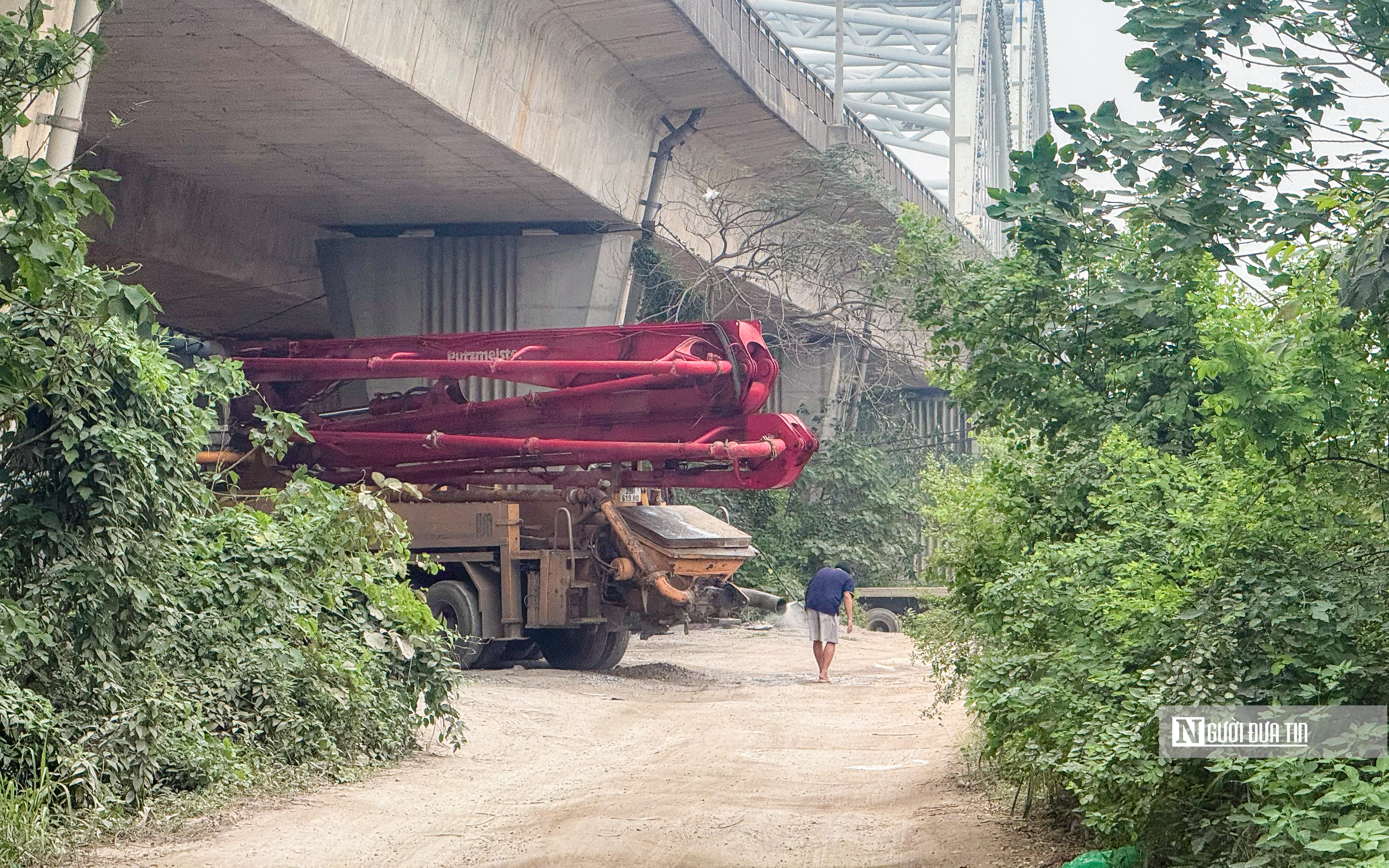 Bất động sản - Hà Nội: Cận cảnh những vi phạm 'uy hiếp' cầu Đông Trù (Hình 5).