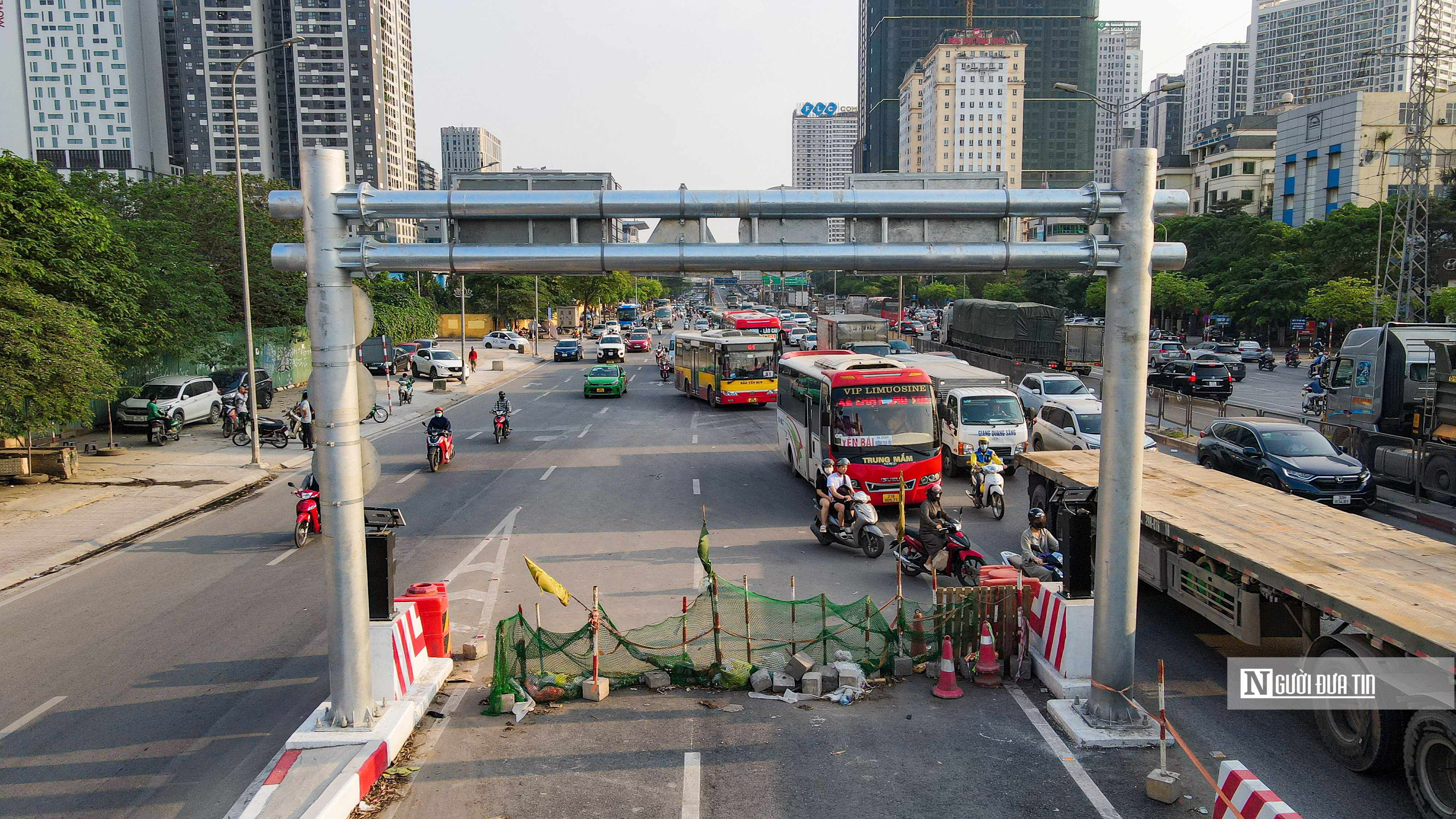 Sự kiện - Hà Nội: Người dân vất vả di chuyển qua nút giao Mai Dịch (Hình 6).