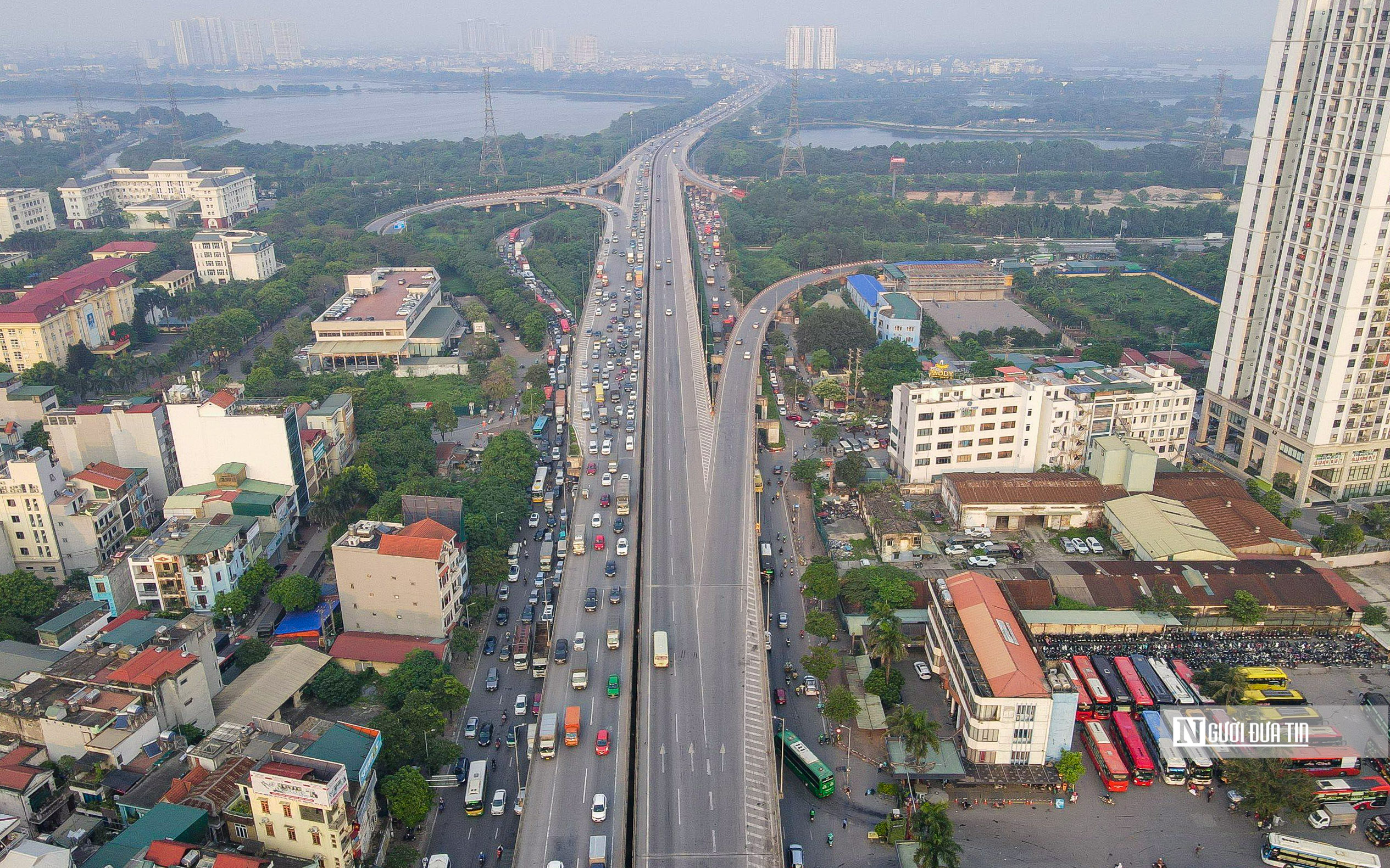 Dân sinh - Hà Nội: Người dân đổ ra bến xe về quê khiến giao thông ùn ứ (Hình 17).