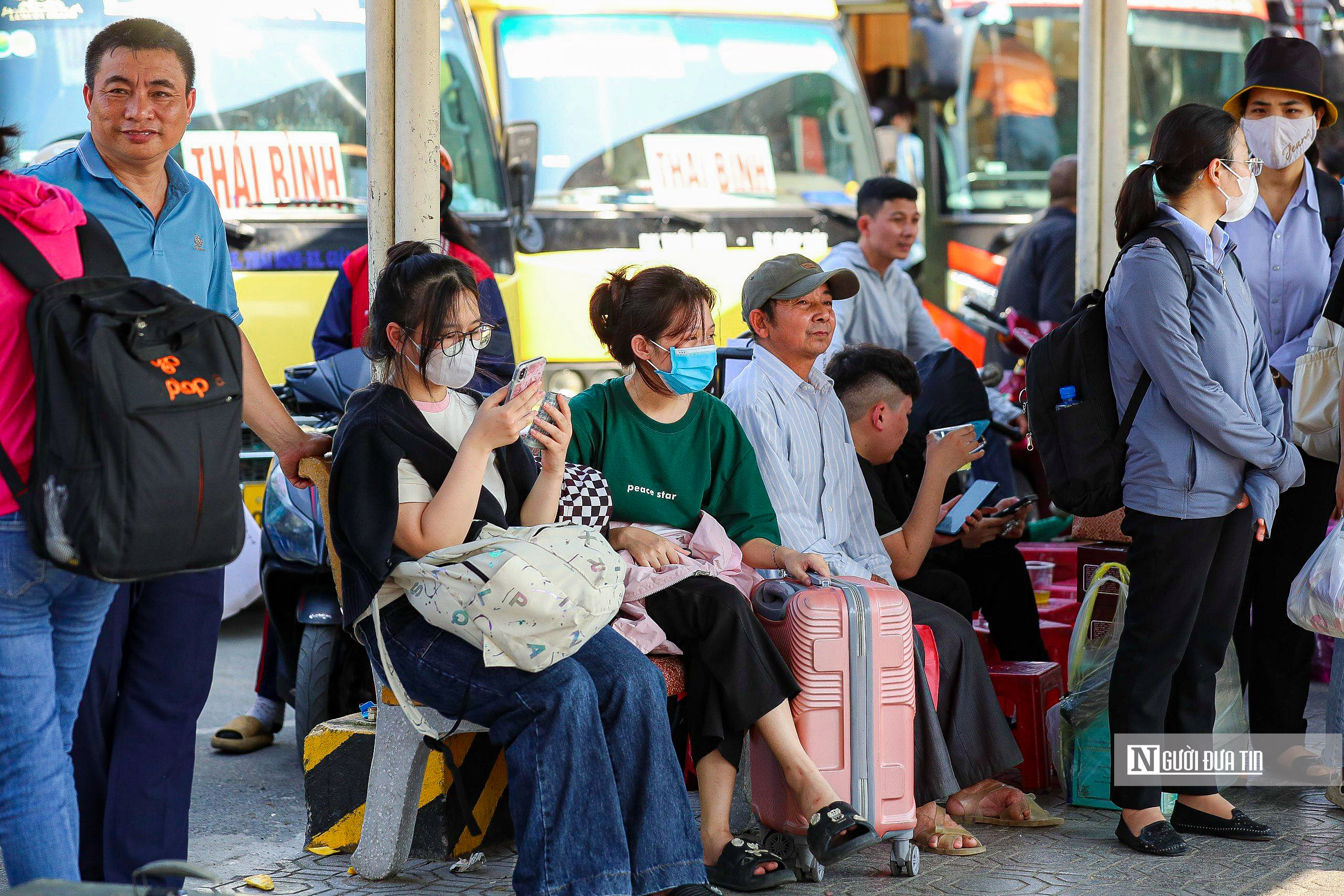 Dân sinh - Hà Nội: Người dân đổ ra bến xe về quê khiến giao thông ùn ứ (Hình 2).