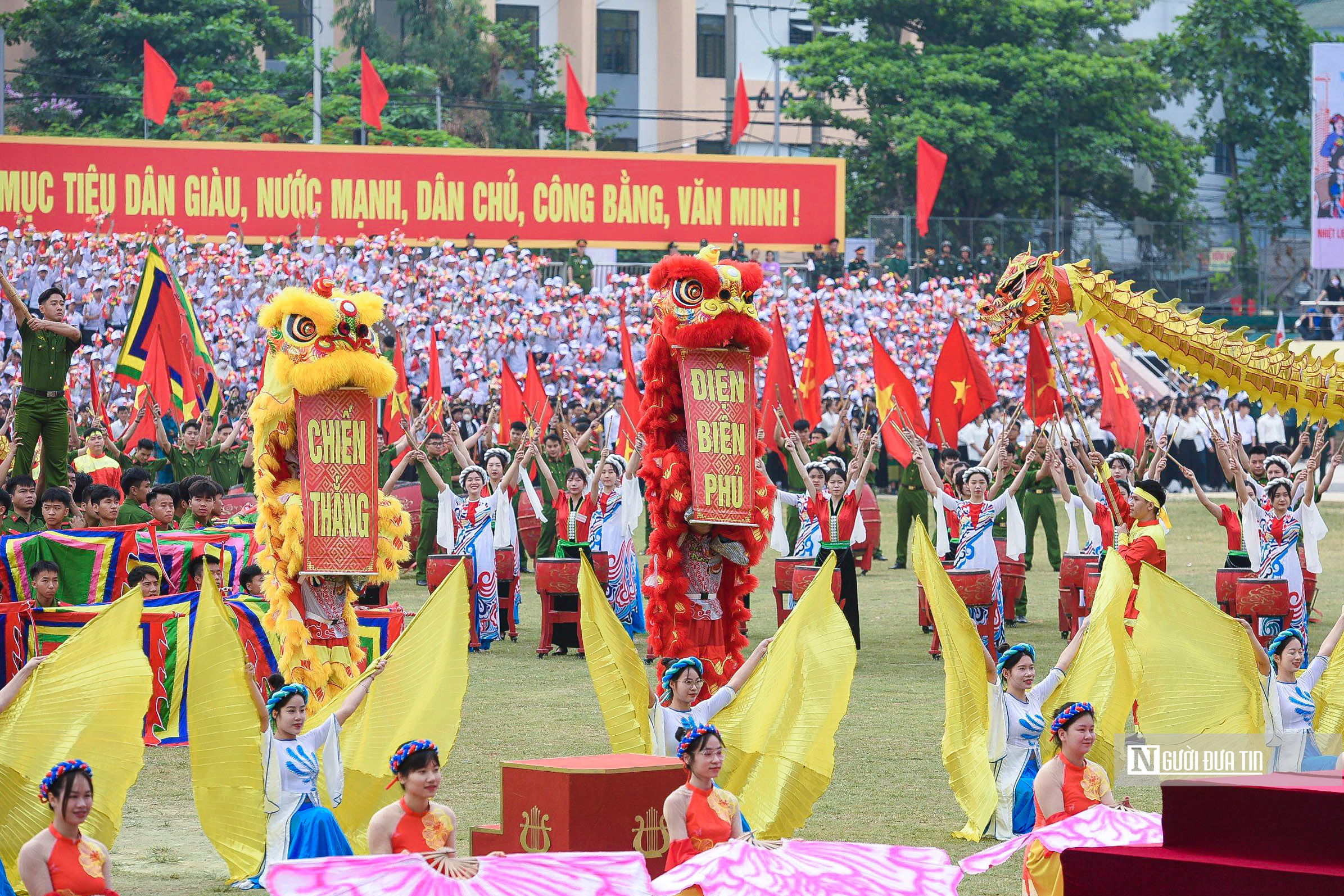 Sự kiện - Ngắm dàn trực thăng trình diễn trên bầu trời Điện Biên (Hình 3).