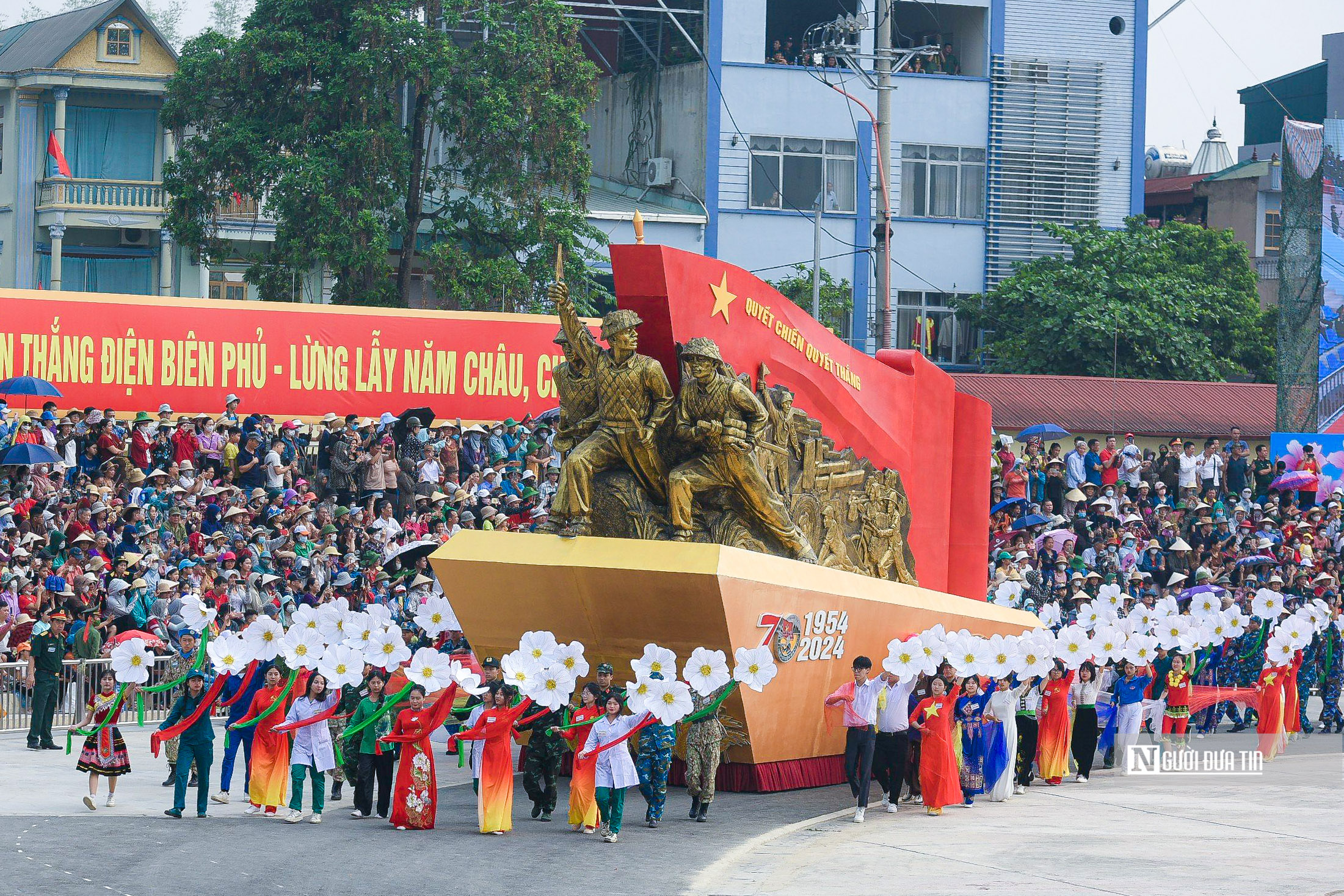 Sự kiện - Ngắm dàn trực thăng trình diễn trên bầu trời Điện Biên (Hình 2).