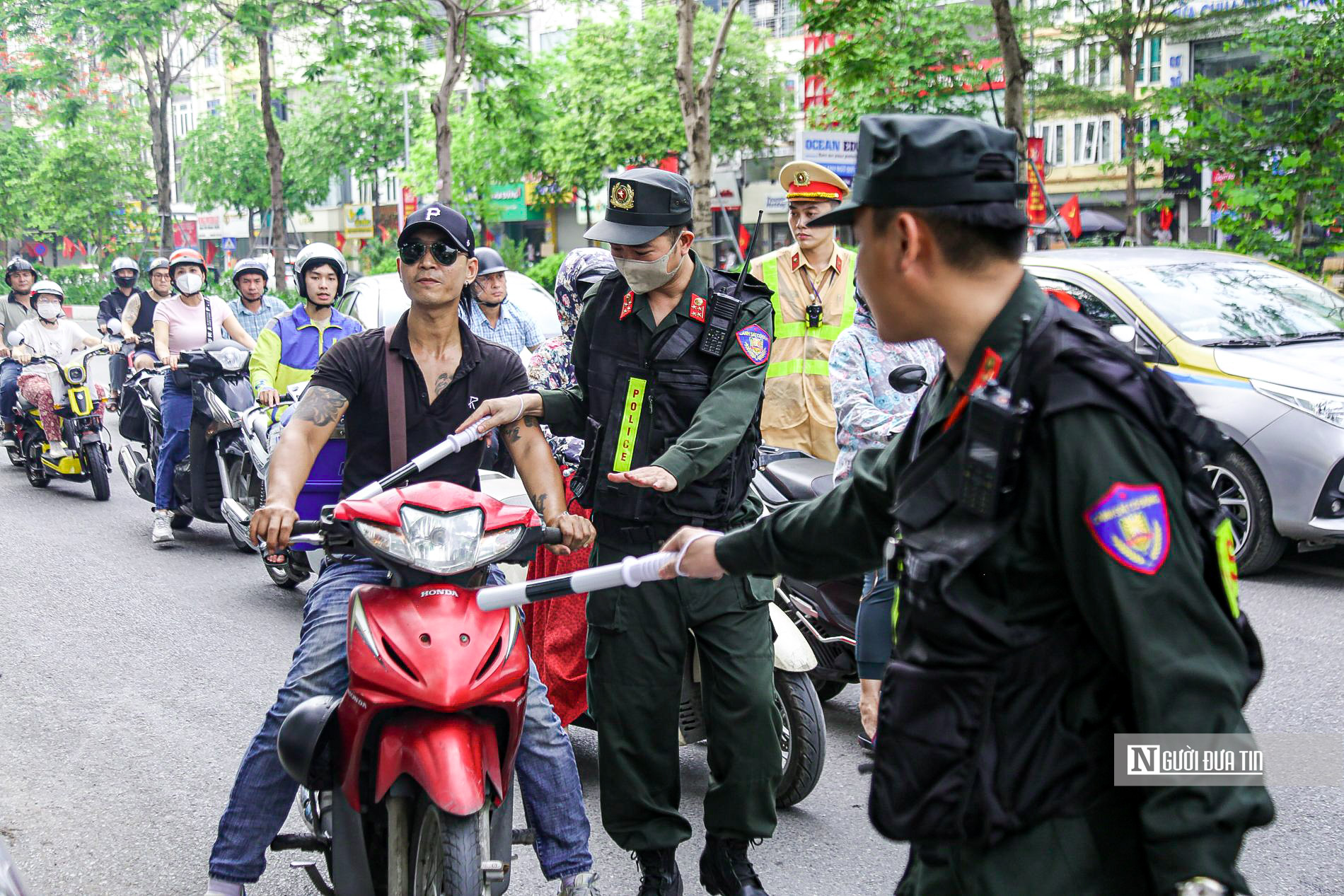 Sự kiện - Hà Nội: Theo chân tổ công tác đặc biệt xử phạt vi phạm giao thông (Hình 4).