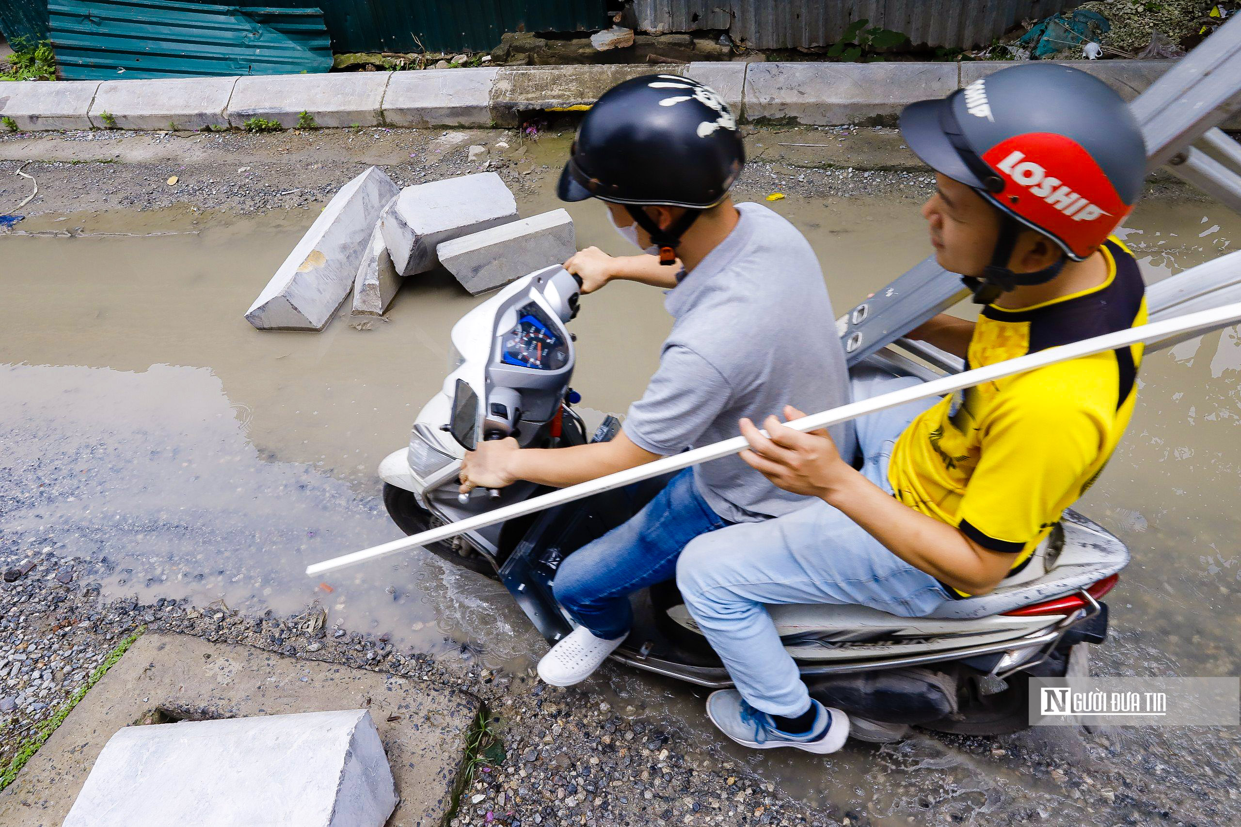 Dân sinh - Hà Nội: Tuyến đường chưa đến 200m nhưng chi chít ổ gà (Hình 13).