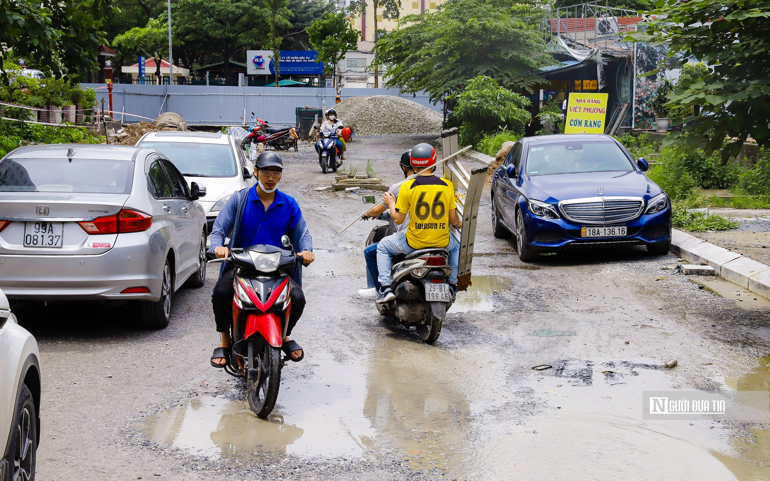 Dân sinh - Hà Nội: Tuyến đường chưa đến 200m nhưng chi chít ổ gà (Hình 3).