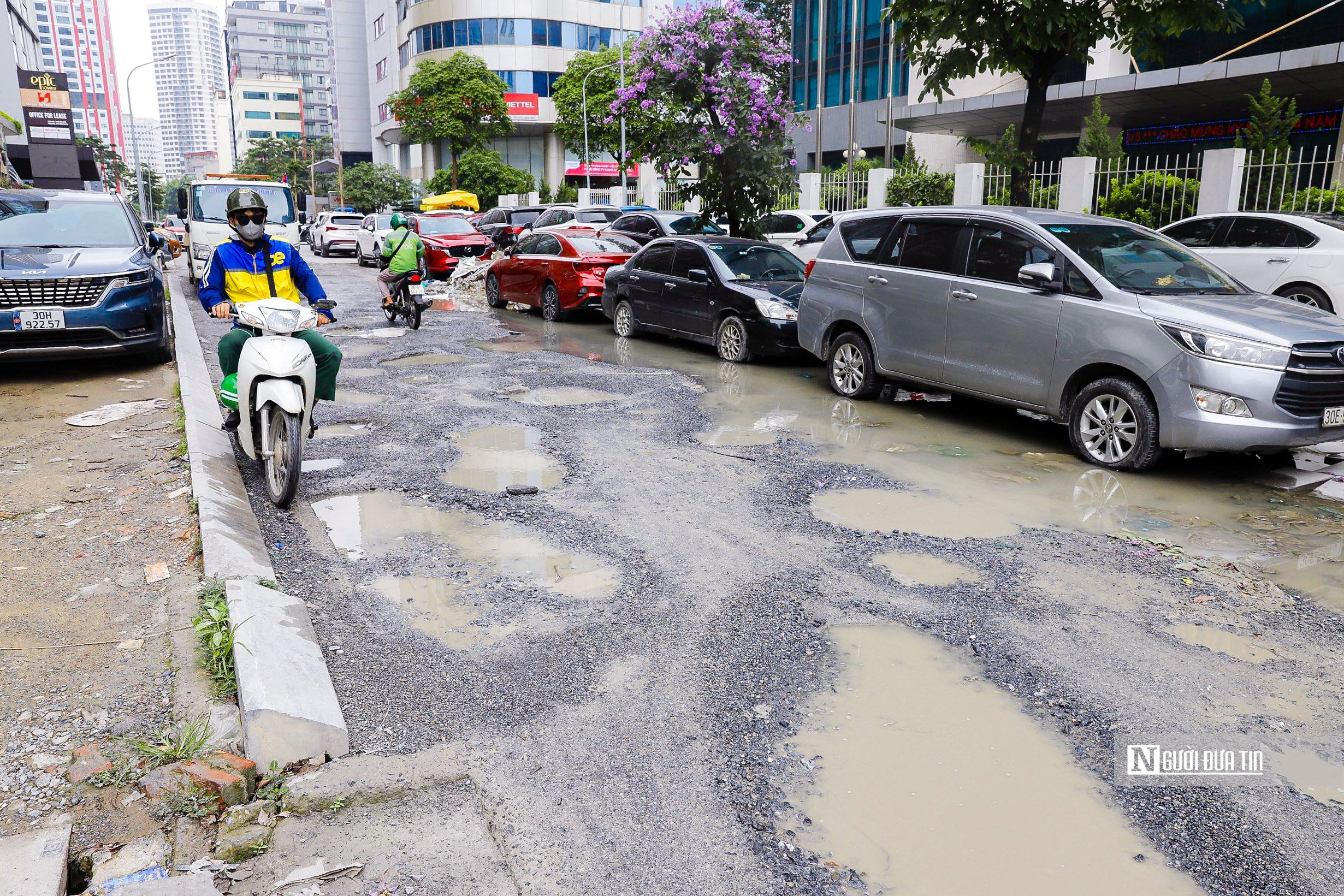 Dân sinh - Hà Nội: Tuyến đường chưa đến 200m nhưng chi chít ổ gà (Hình 2).