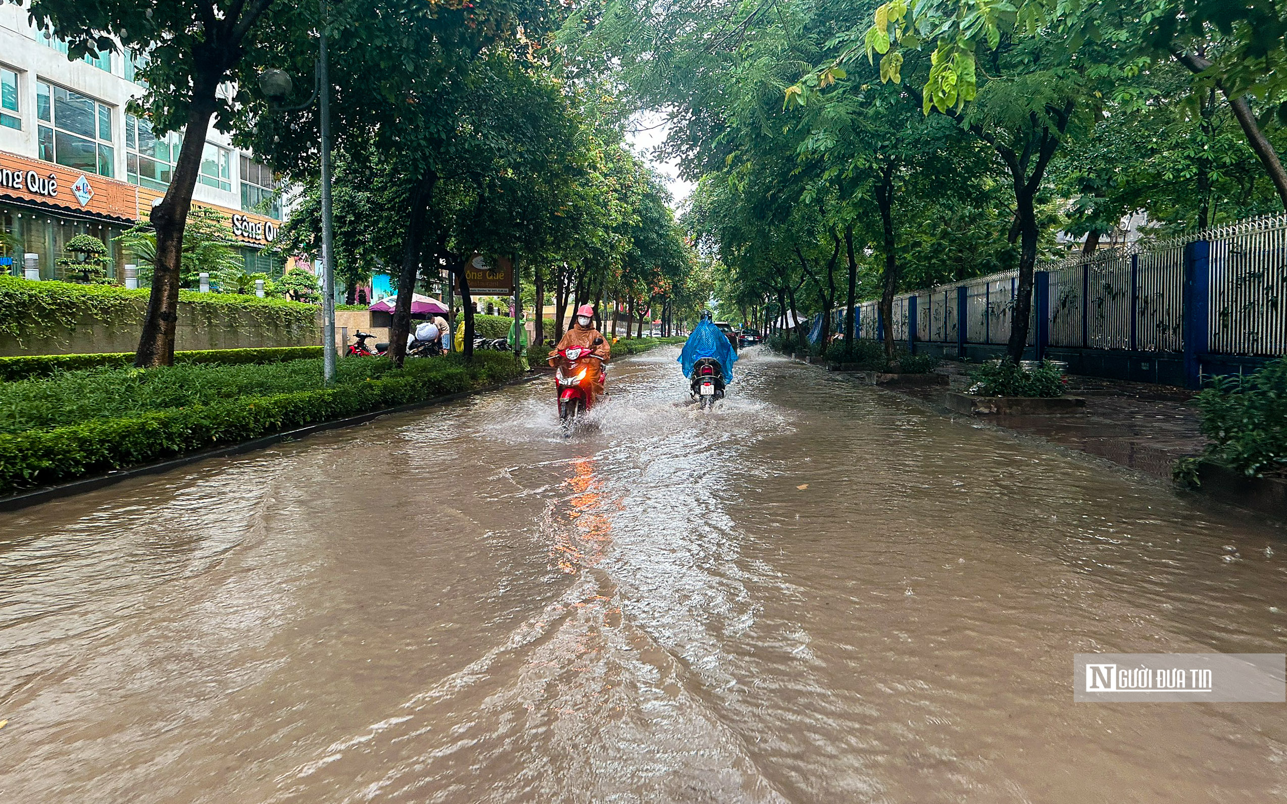 Dân sinh - Hà Nội mưa lớn, nhiều tuyến đường ùn tắc ngập úng (Hình 8).