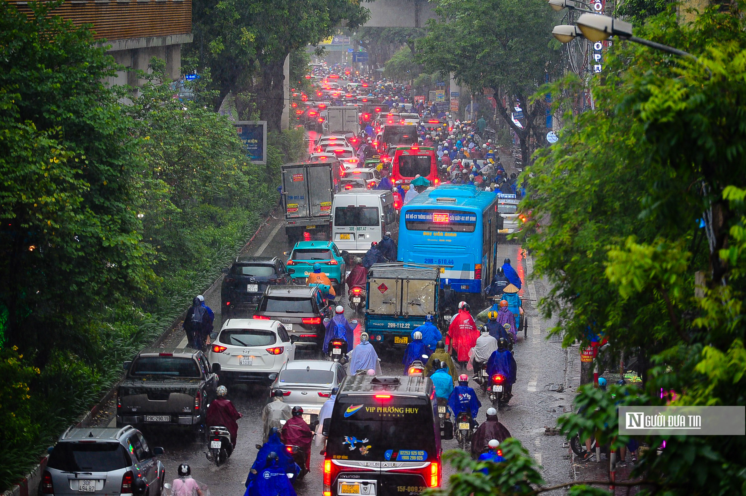 Dân sinh - Hà Nội mưa lớn, nhiều tuyến đường ùn tắc ngập úng (Hình 12).