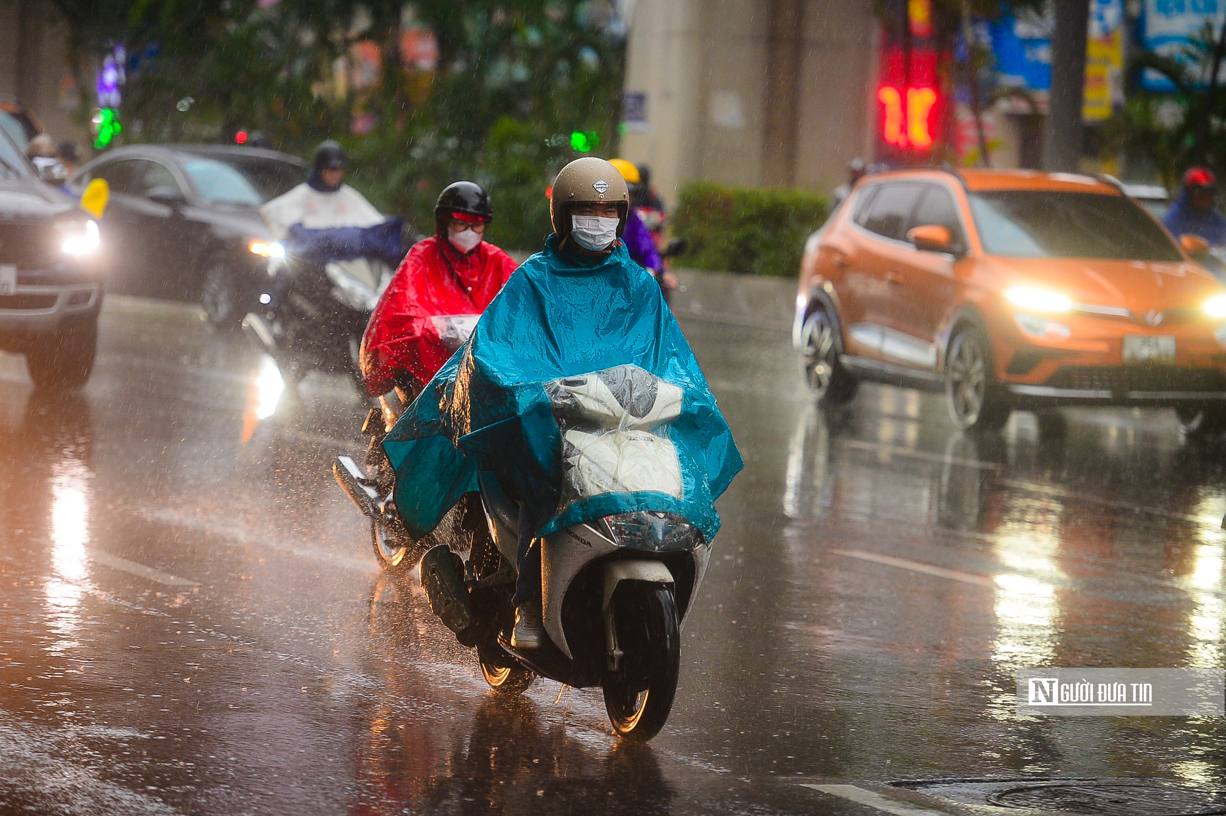 Dân sinh - Hà Nội mưa lớn, nhiều tuyến đường ùn tắc ngập úng