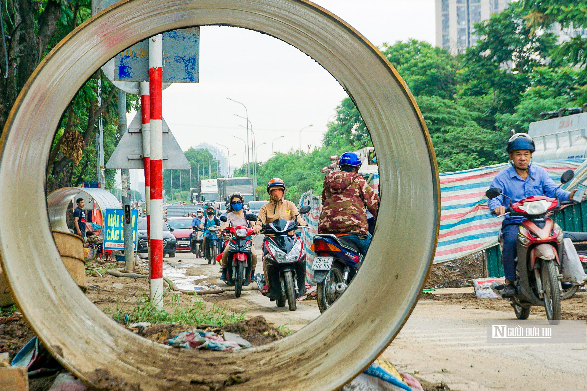 Sự kiện - Hà Nội: Người dân ngán ngẩm di chuyển qua đường gom đại lộ Thăng Long (Hình 7).