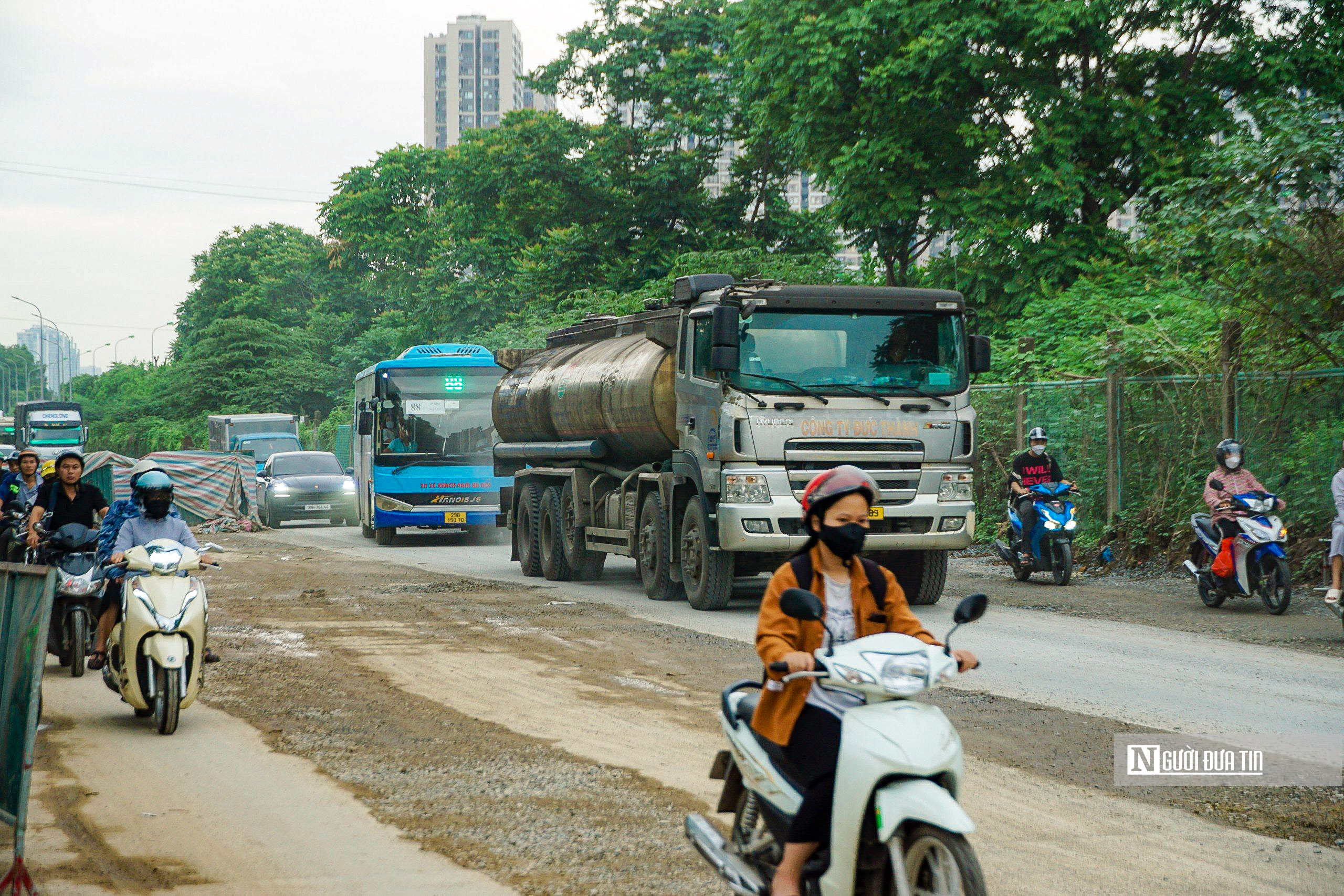 Sự kiện - Hà Nội: Người dân ngán ngẩm di chuyển qua đường gom đại lộ Thăng Long (Hình 13).