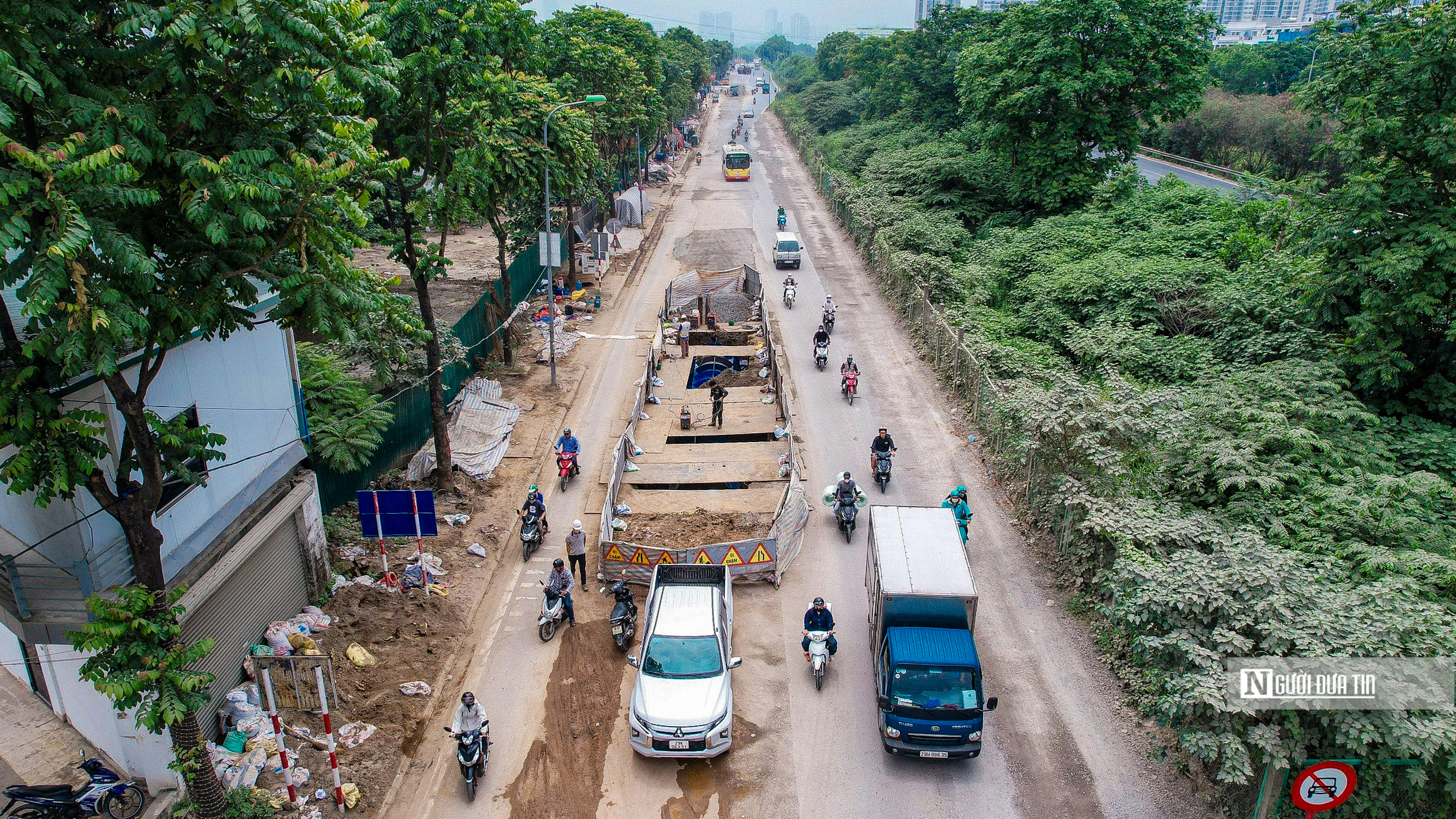 Sự kiện - Hà Nội: Người dân ngán ngẩm di chuyển qua đường gom đại lộ Thăng Long (Hình 2).