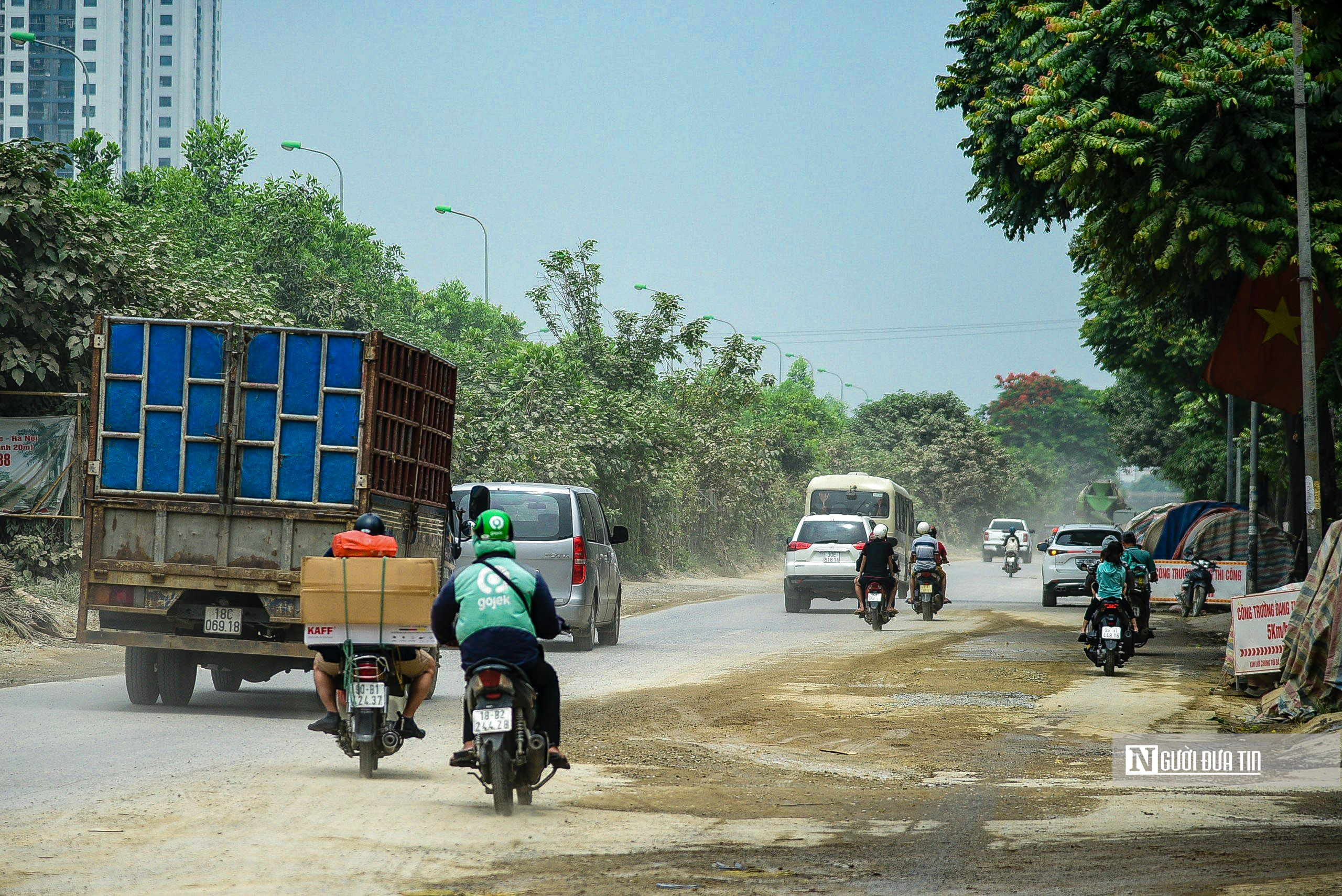 Sự kiện - Hà Nội: Người dân ngán ngẩm di chuyển qua đường gom đại lộ Thăng Long (Hình 11).