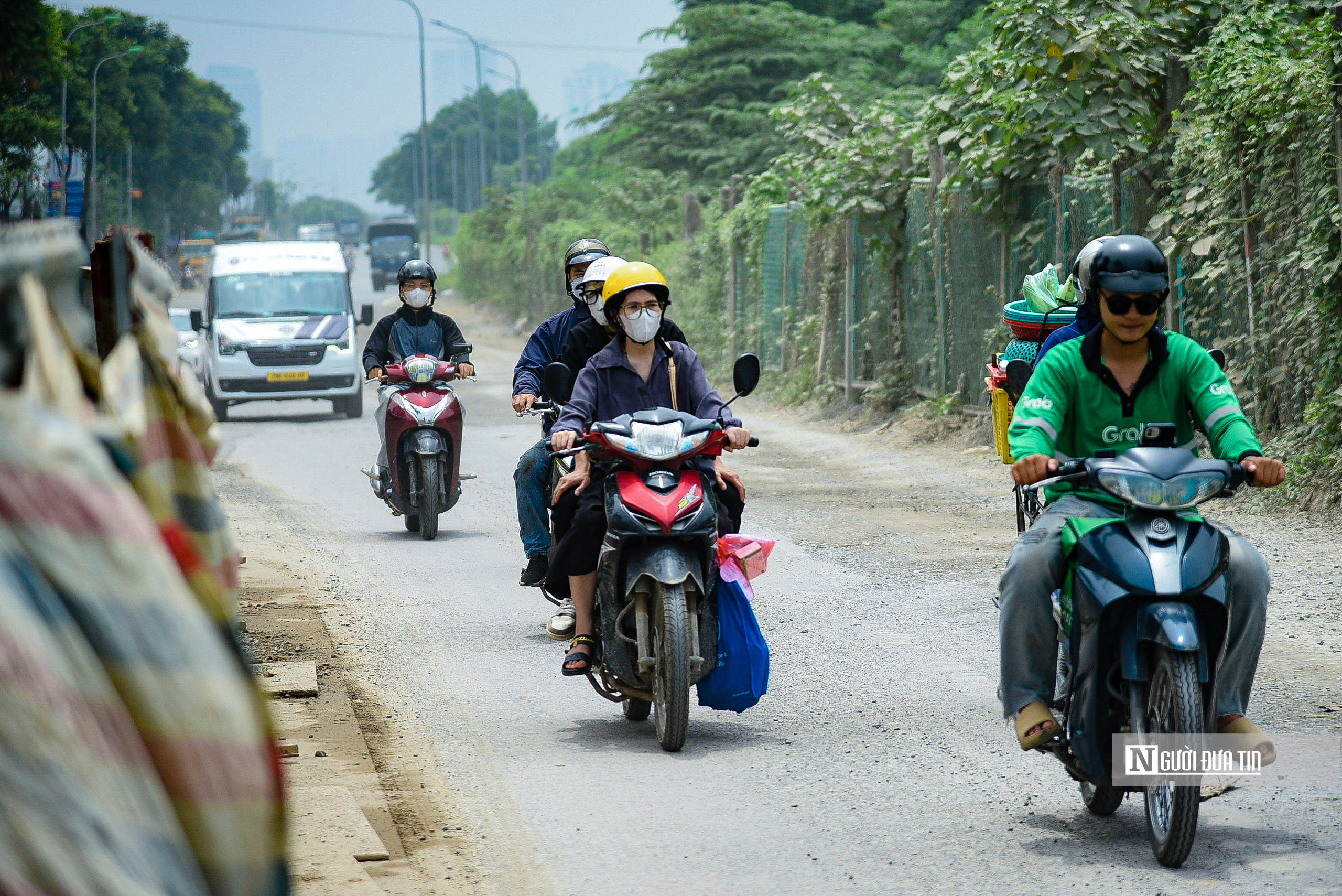 Sự kiện - Hà Nội: Người dân ngán ngẩm di chuyển qua đường gom đại lộ Thăng Long (Hình 9).