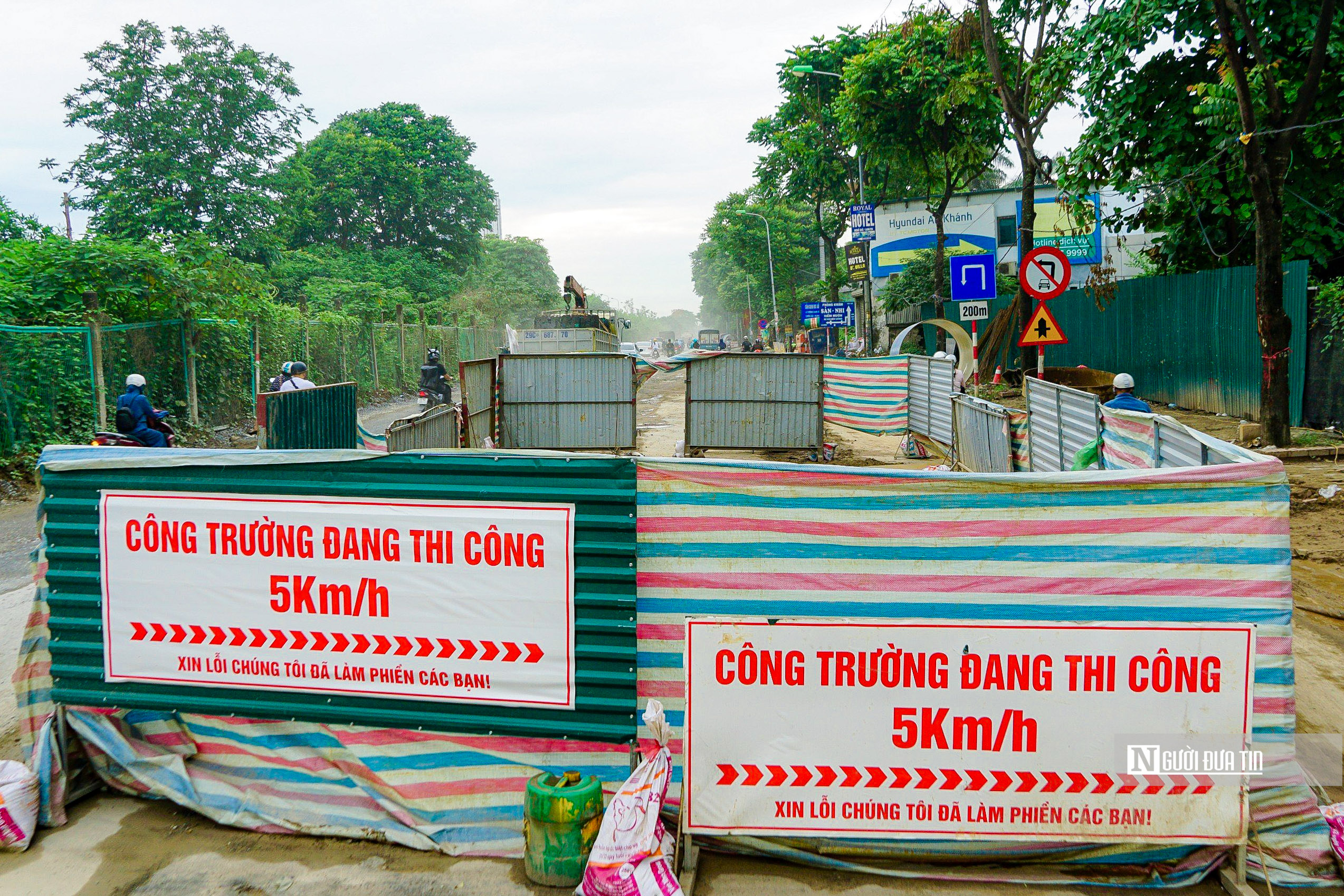Sự kiện - Hà Nội: Người dân ngán ngẩm di chuyển qua đường gom đại lộ Thăng Long (Hình 5).