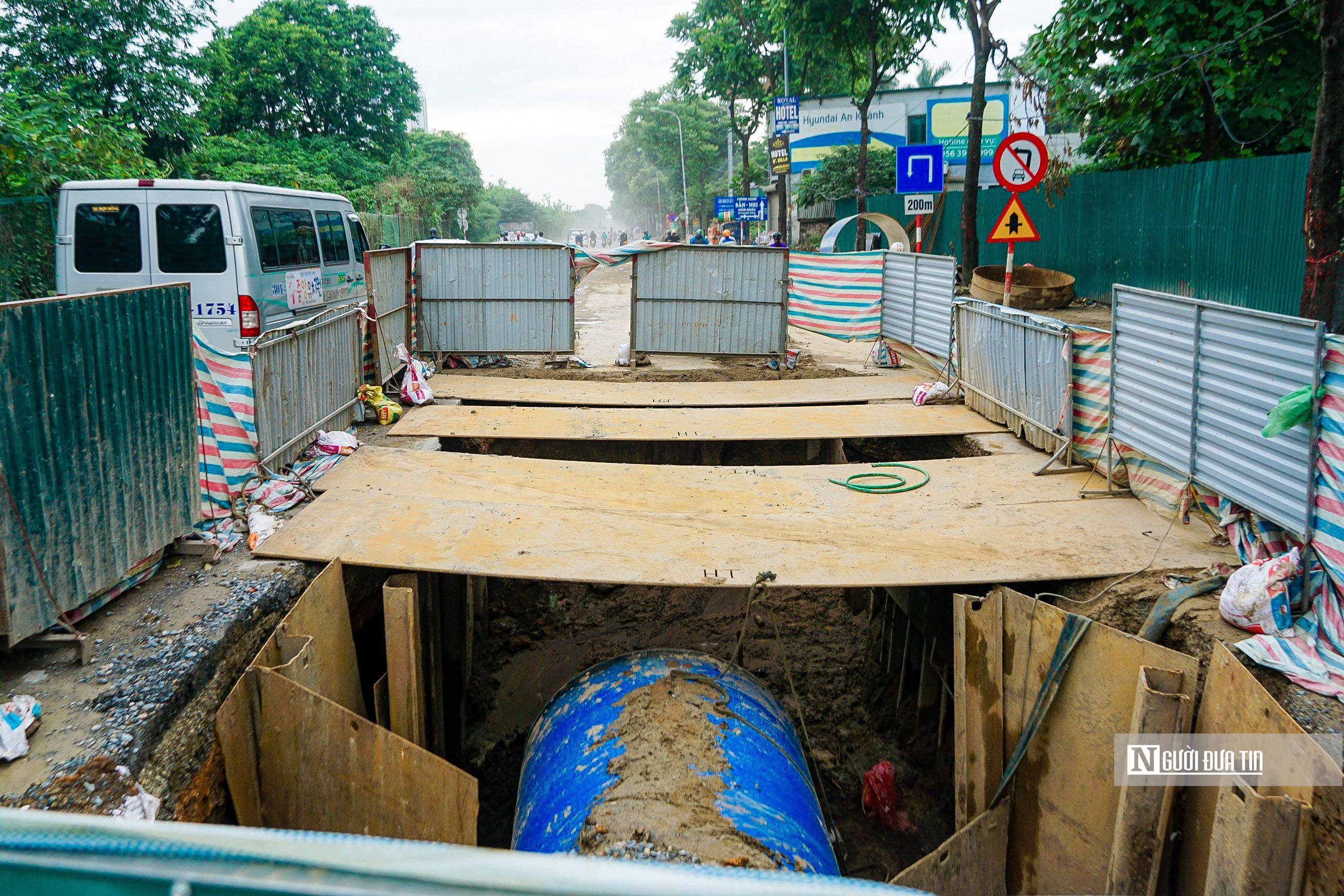 Sự kiện - Hà Nội: Người dân ngán ngẩm di chuyển qua đường gom đại lộ Thăng Long (Hình 4).