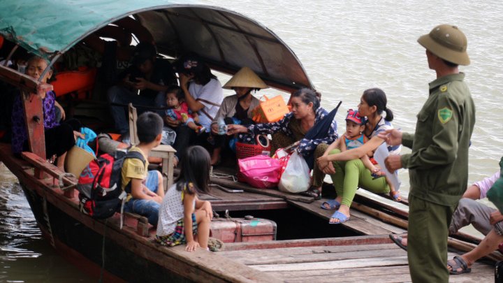 Tin nhanh - Nóng trong tuần: Siêu bão 'càn quét' Biển Đông; Tai nạn thảm khốc ở Lai Châu (Hình 2).