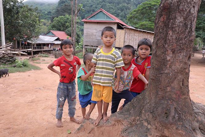 Ngôi sao - Hoa hậu Tiểu Vy ngồi công nông mang  nước sạch lên bản (Hình 4).