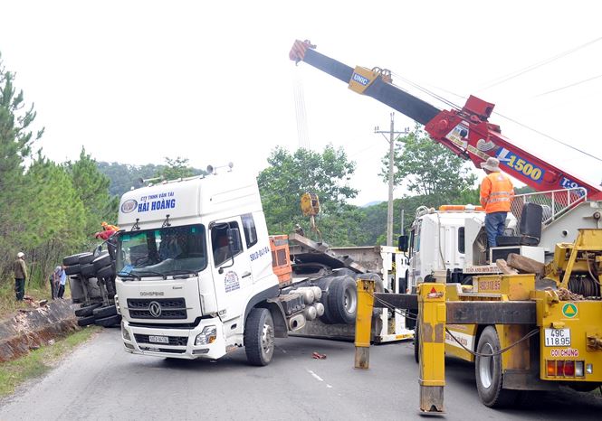 Tin nhanh - Đà Lạt: Xe container lật văng trên đèo Mimosa (Hình 2).