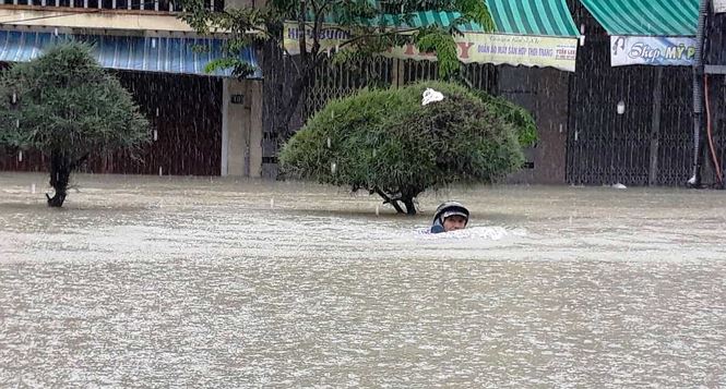 Tin nhanh - Quảng Nam: Huy động 200 người tìm kiếm người phụ nữ bị nước cuốn trôi (Hình 3).